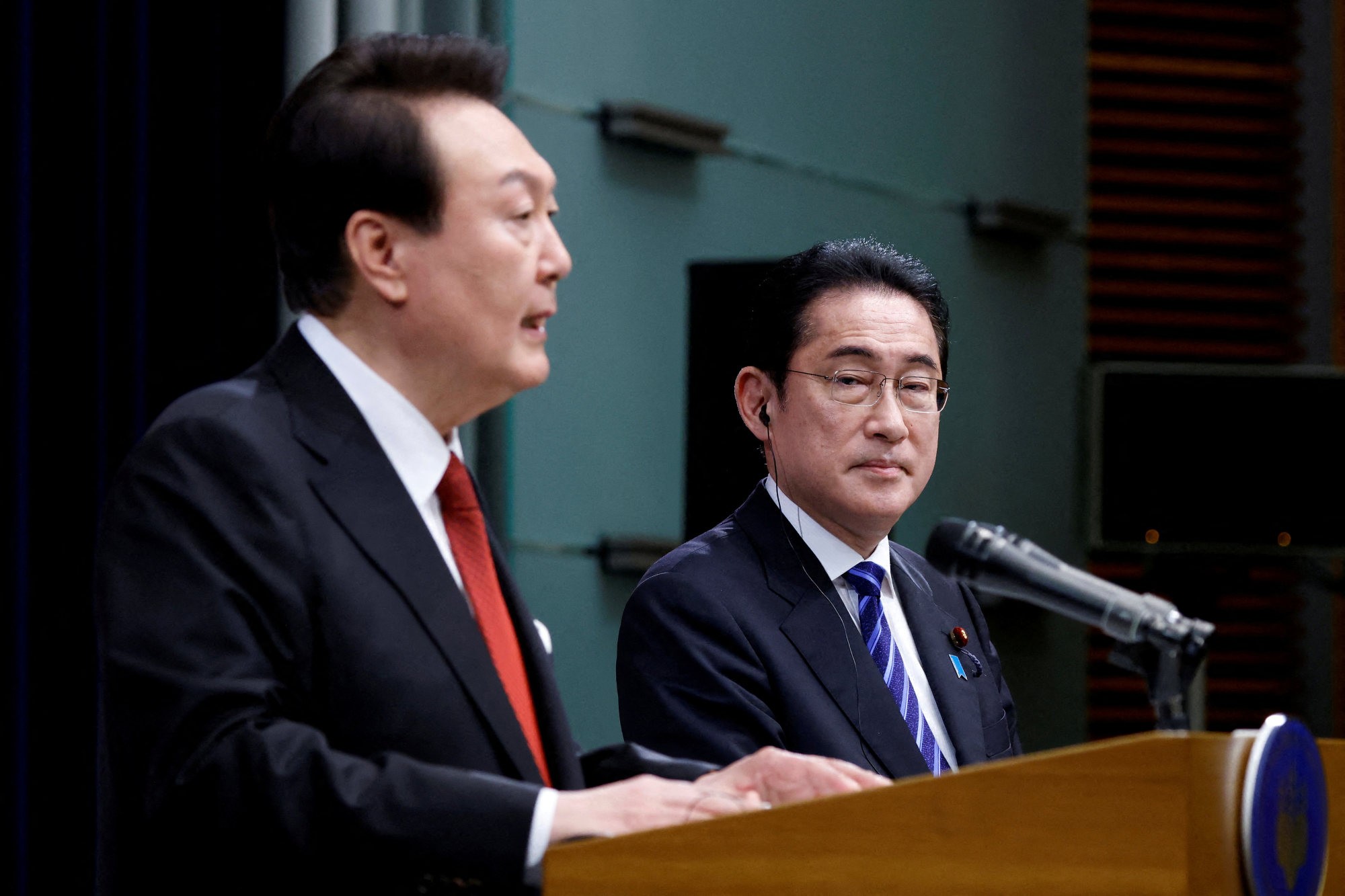 مارچ میں ٹوکیو میں جنوبی کوریا کے صدر یون سوک یول (بائیں) اور جاپان کے وزیر اعظم فومیو کیشیدا۔ فوٹو: رائٹرز