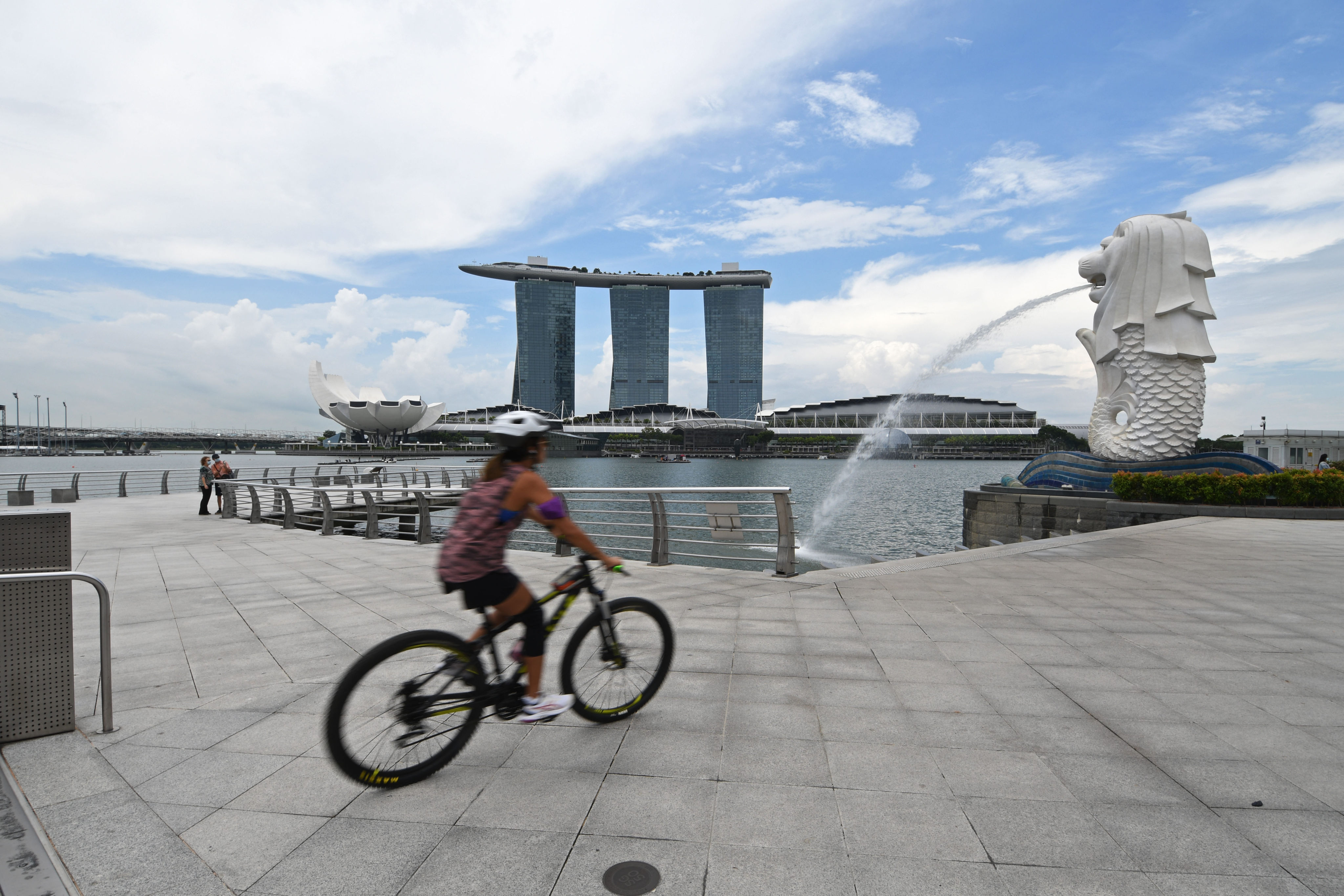 A cyclist cycles at the Merlion Park in Singapore’s Marina Bay. Photo: Xinhua 