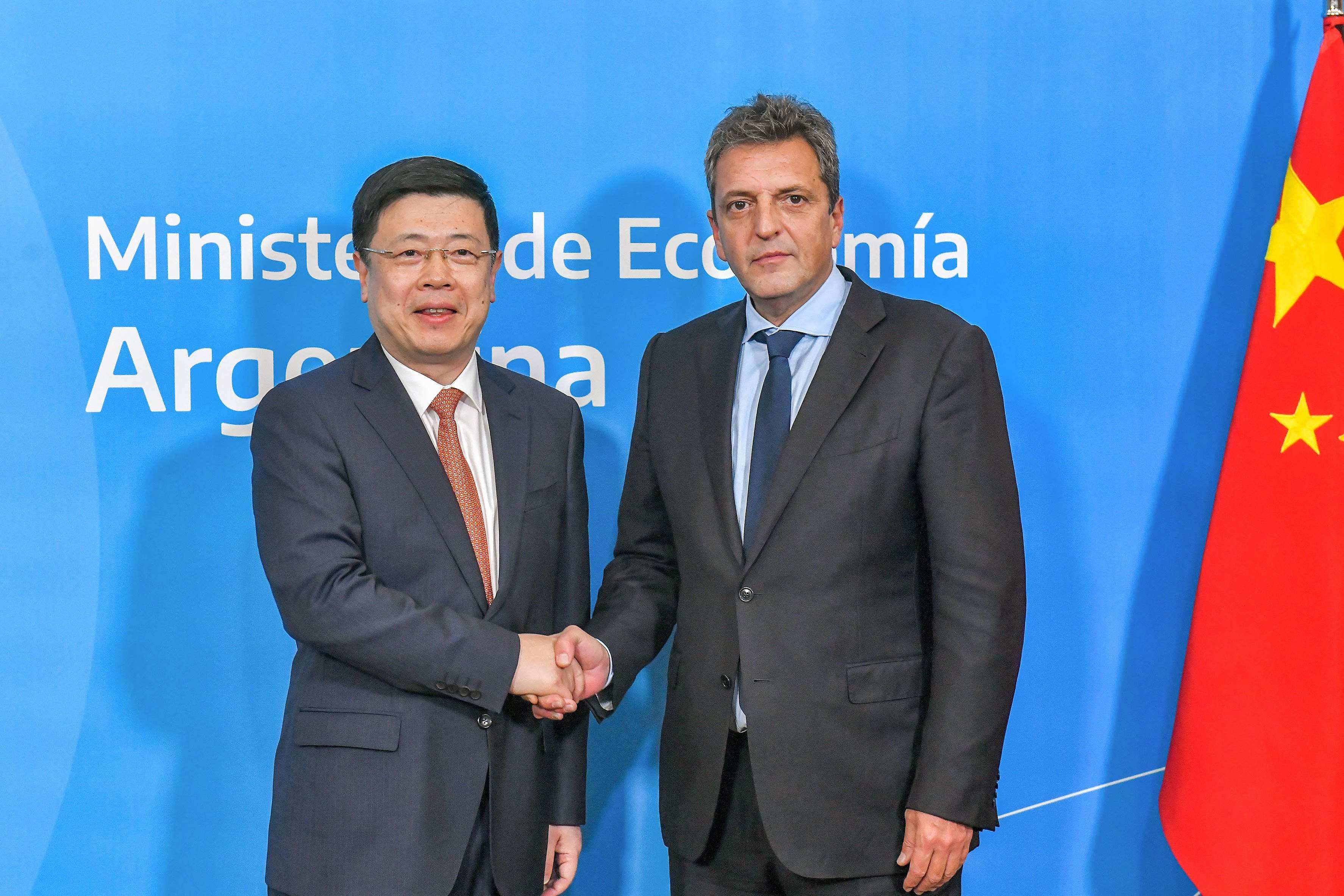 Argentine Economy Minister Sergio Massa and Chinese ambassador Zou Xiaoli shake hands after signing a currency swap agreement in Buenos Aires on April 26. Argentina joins a growing group of countries paying for Chinese imports in yuan, rather then the dollar. Photo: Argentina’s Economy Ministry/AFP