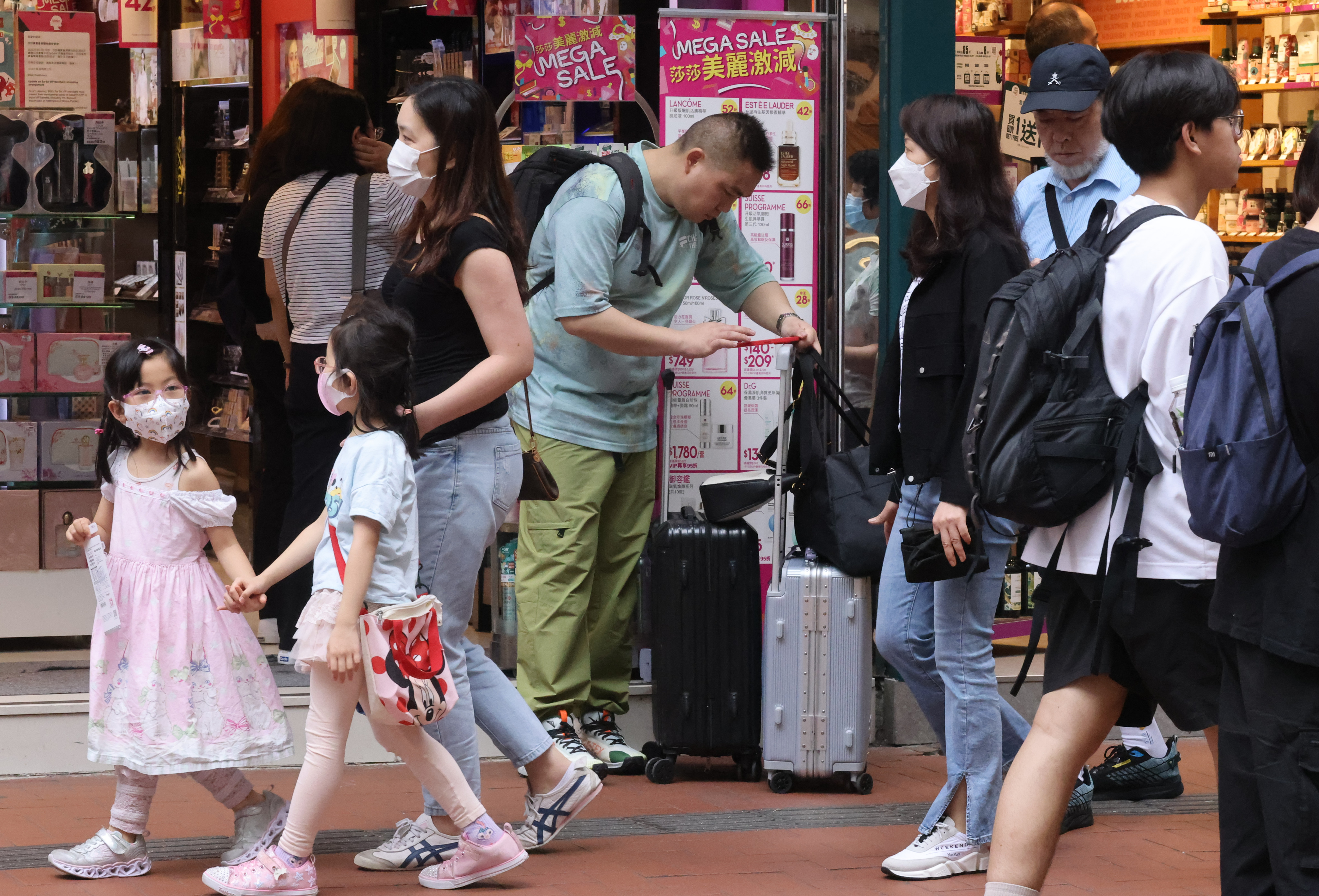 Hong Kong’s retail sales hit HK$33.6 billion in March, provisional figures from the Census and Statistics Department show. Photo: Jonathan Wong