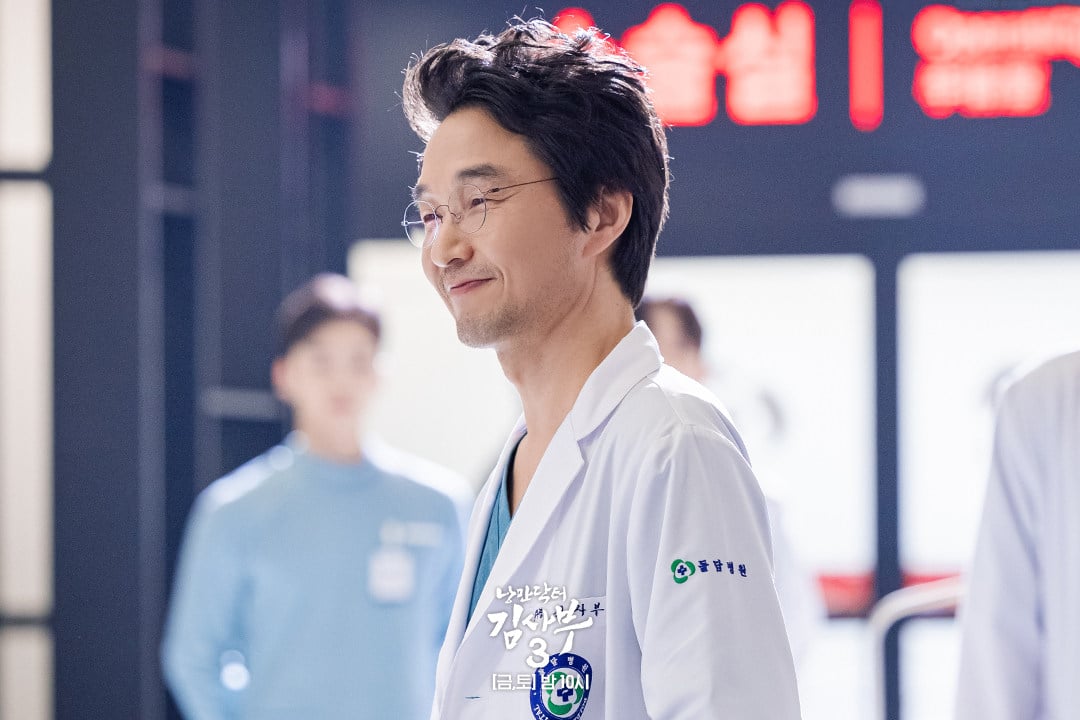 Han Suk-kyu is back as surgeon ‘Master Kim’ (above) in the third series of K-drama “Dr. Romantic”, performing surgical miracles once again.