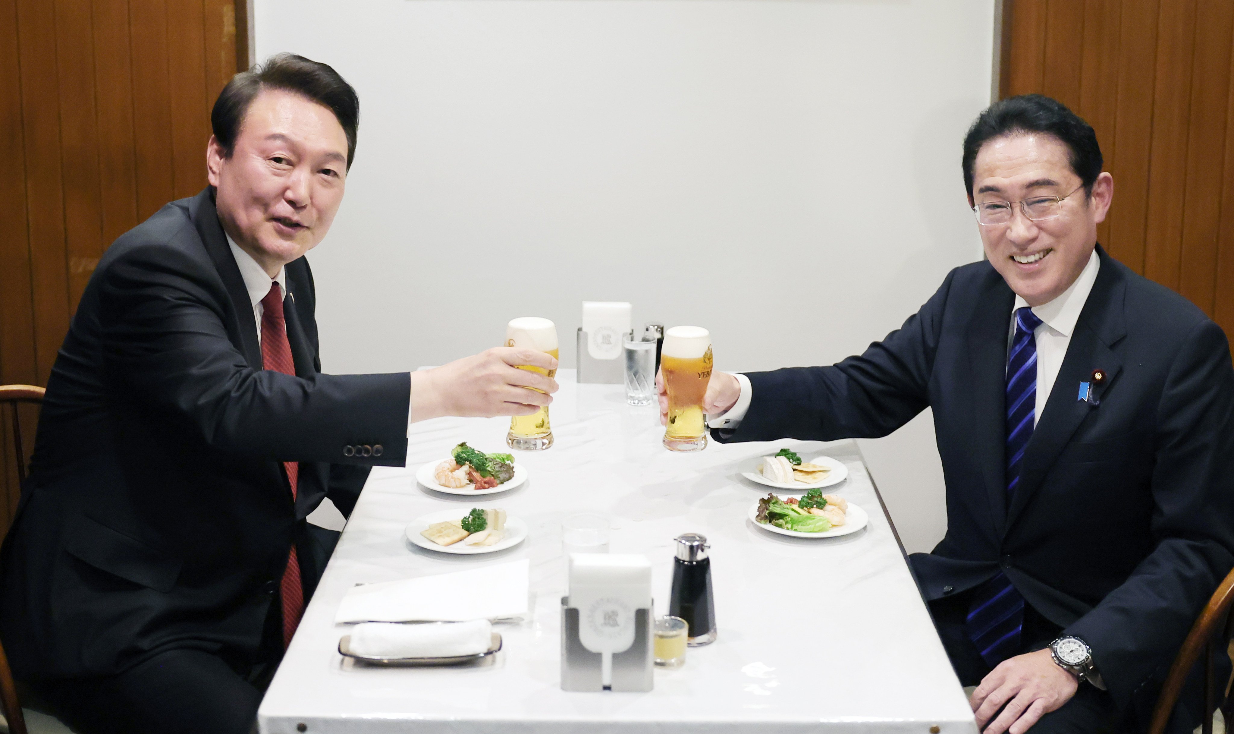 South Korean President Yoon Suk-yeol (left) and Japanese Prime Minister Fumio Kishida toast during dinner at a Tokyo restaurant in March. Photo: dpa