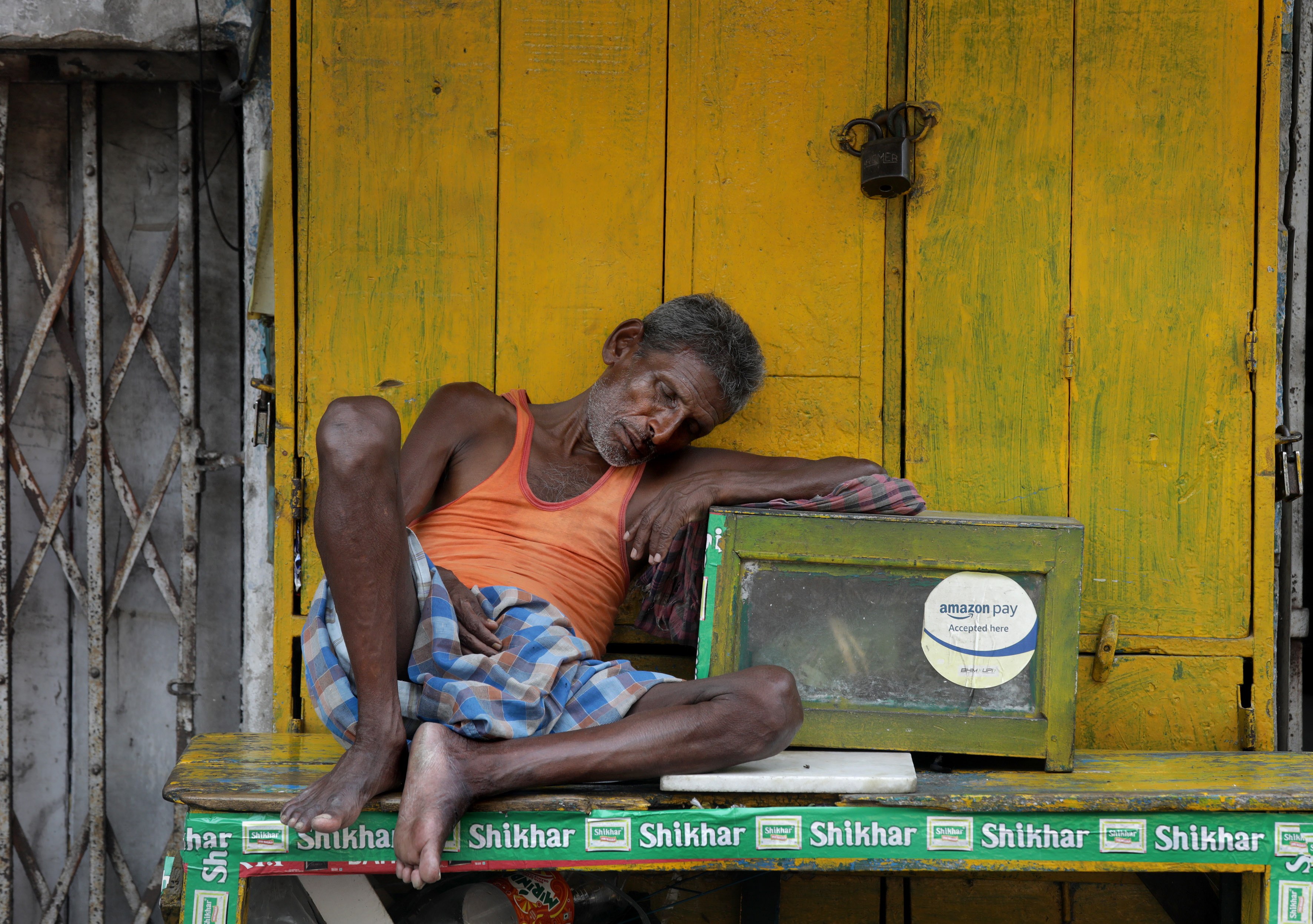 A street vendor rests during a hot afternoon in Kolkata, India, where temperatures in the summer, or pre-monsoon season range from 38 to 45 degrees Celsius. Photo: EPA-EFE