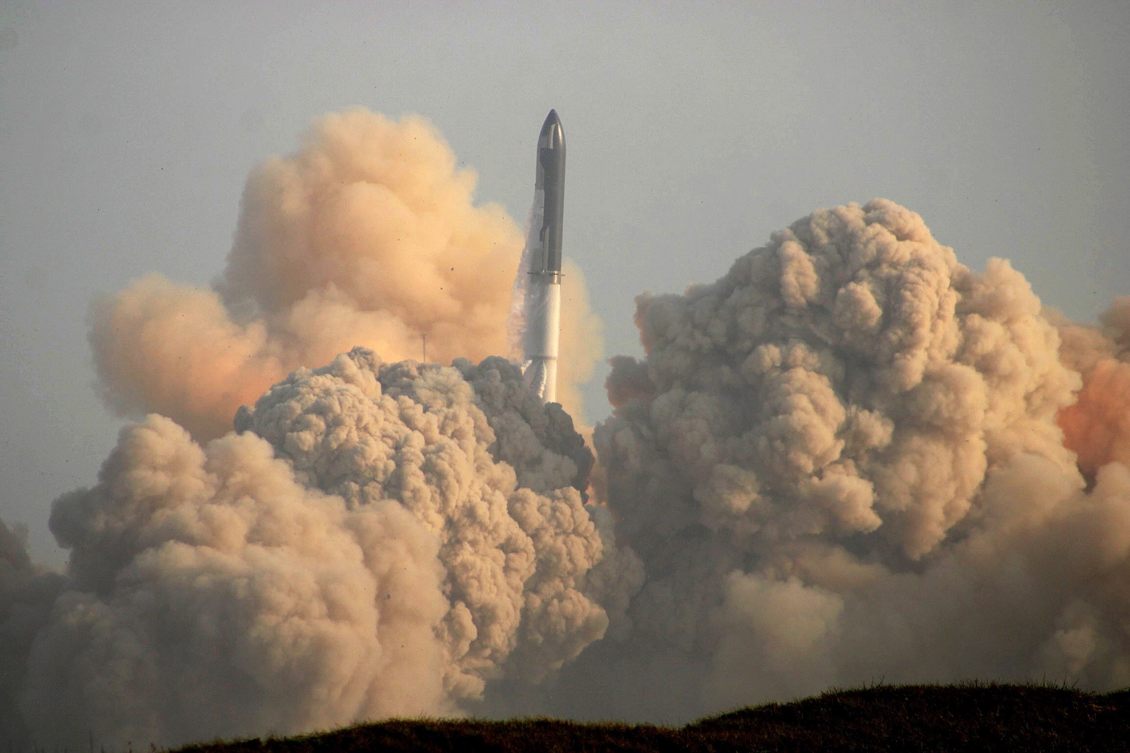 SpaceX’s next-generation Starship spacecraft atop its powerful Super Heavy rocket lifts off from the company’s launchpad on an uncrewed test flight before exploding near Brownsville, US, on April 20, 2023. Photo: EPA-EFE