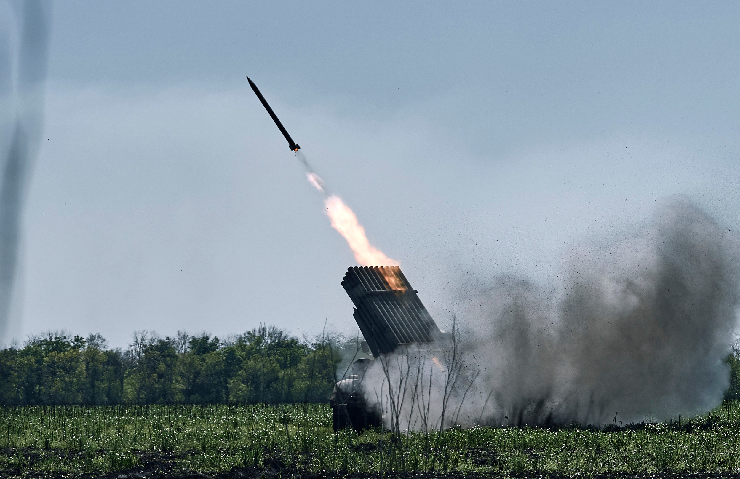 A Ukrainian army Grad multiple rocket launcher fires rockets at Russian positions on the frontline near Bakhmut, Donetsk region in Ukraine on May 3. Photo: AP