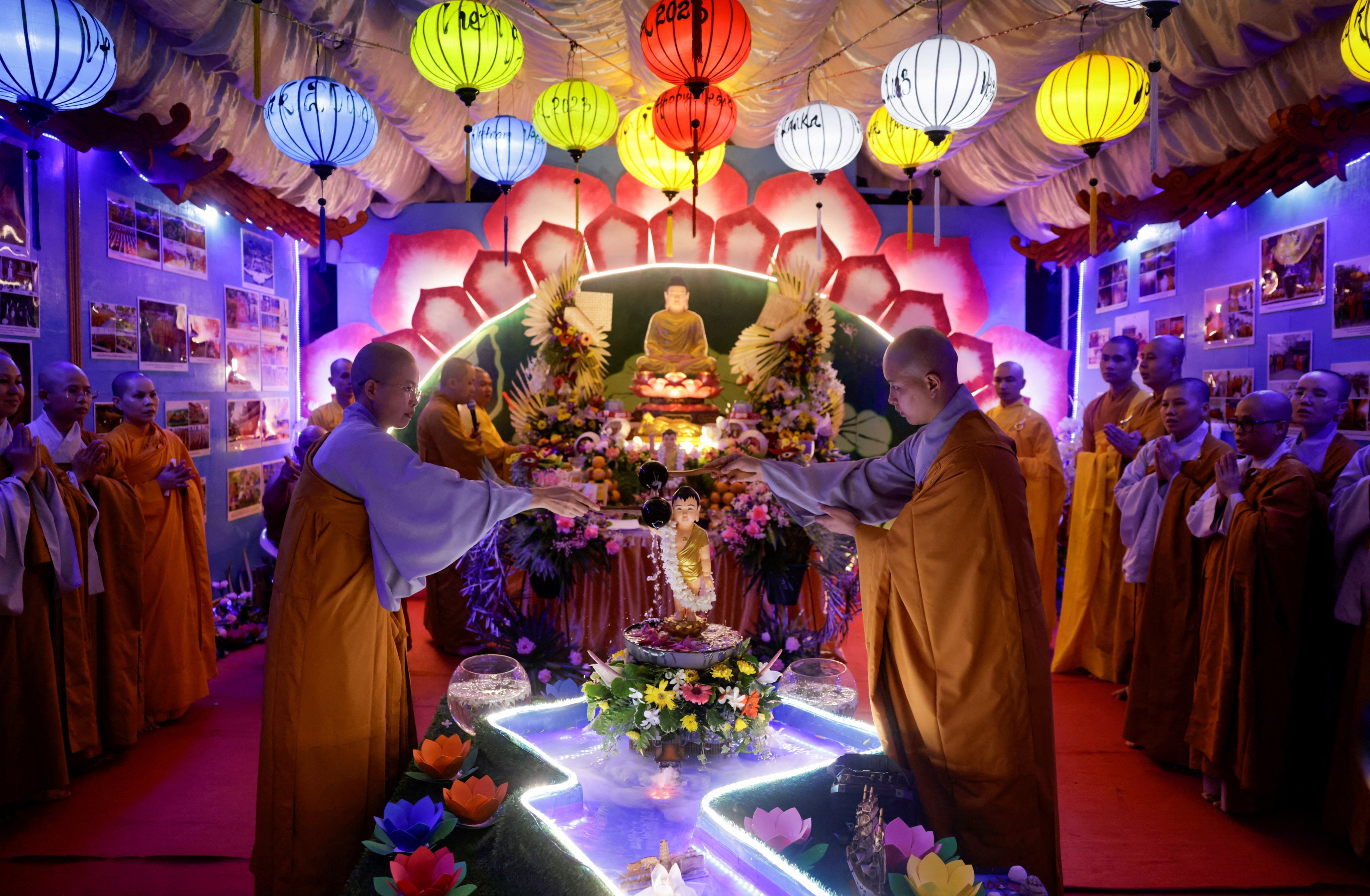 Buddhist nuns in Colombo, Sri Lanka take part in a traditional ritual on Vesak Day. Photo: Reuters