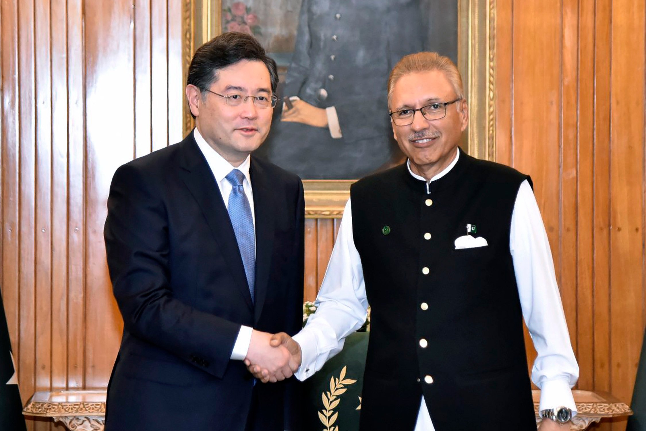 Chinese Foreign Minister Qin Gang shakes hands with Pakistani President Arif Alvi in Islamabad, Pakistan on Friday. Photo: Pakistan President Office via AP