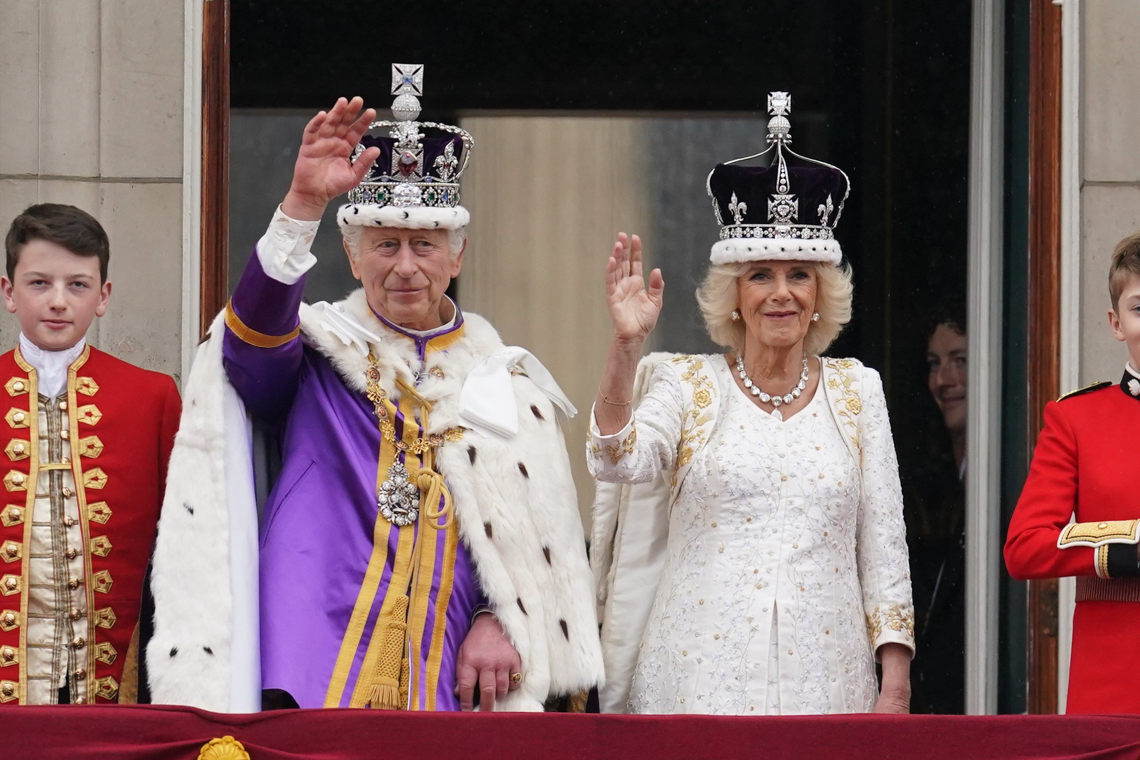 King Charles on the balcony of Buckingham Palace with his wife Queen Camilla. Photo: dpa