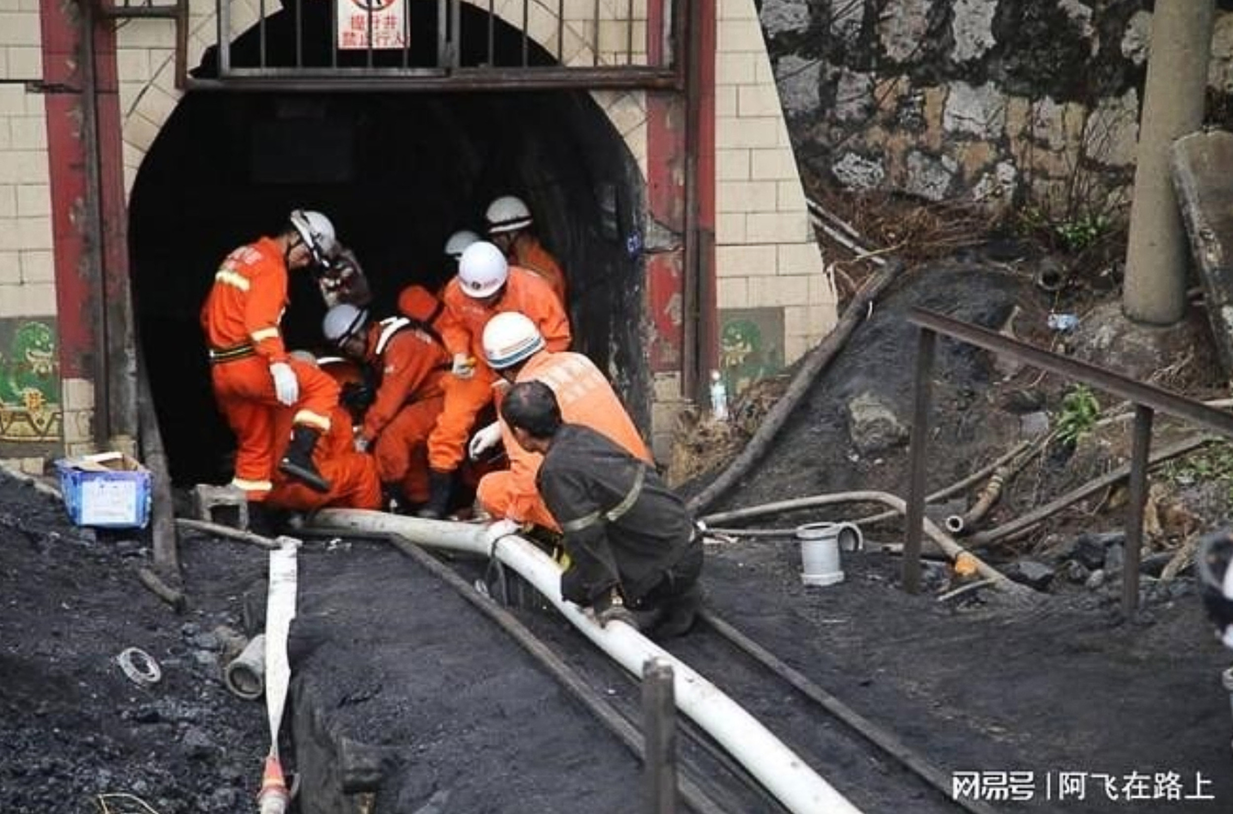 Rescuers found the body of a miner who was not listed as missing at the site of the accident. Photo: Weibo
