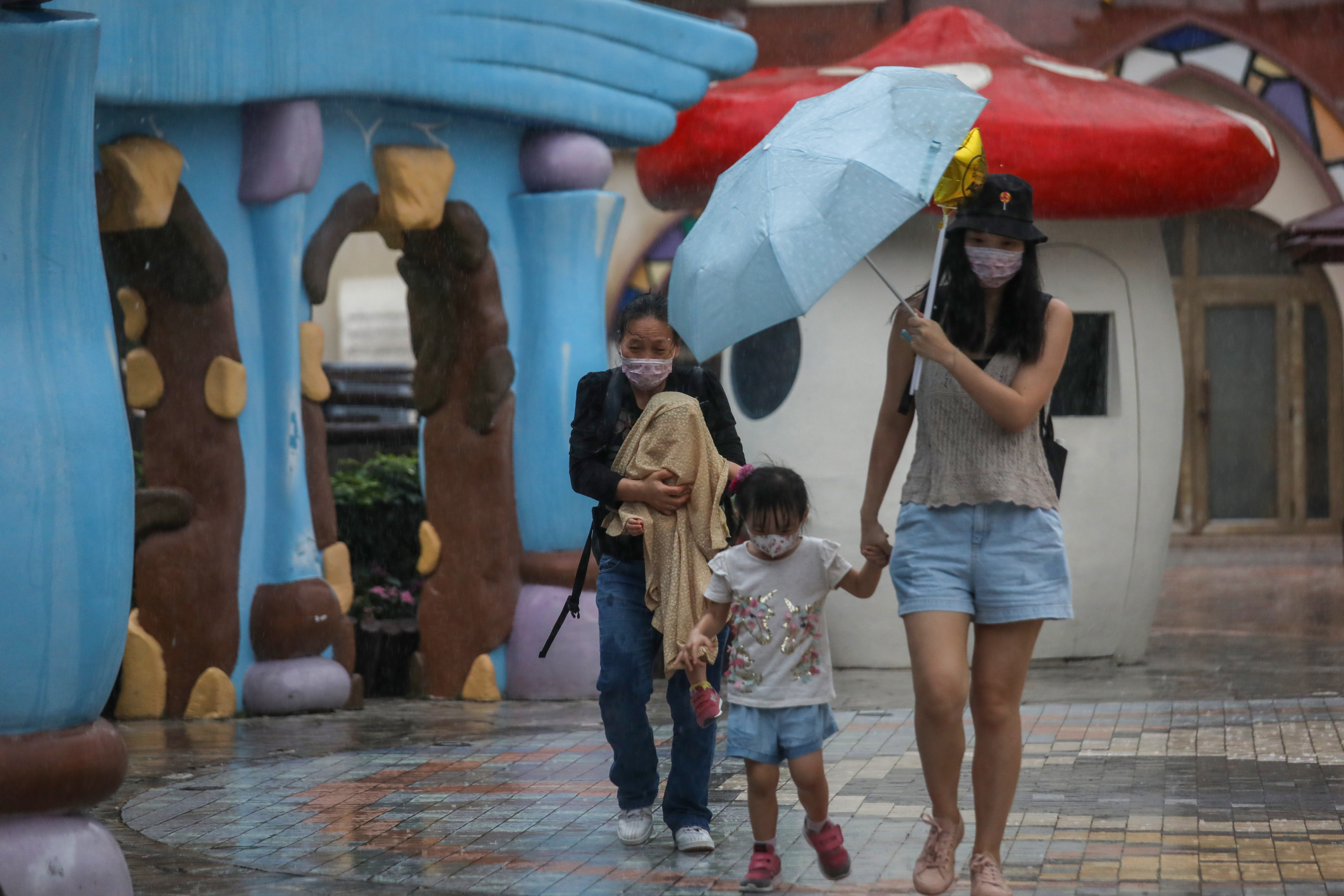 Sha Tin residents navigate the rain and strong wind. Photo: Xiaomei Chen
