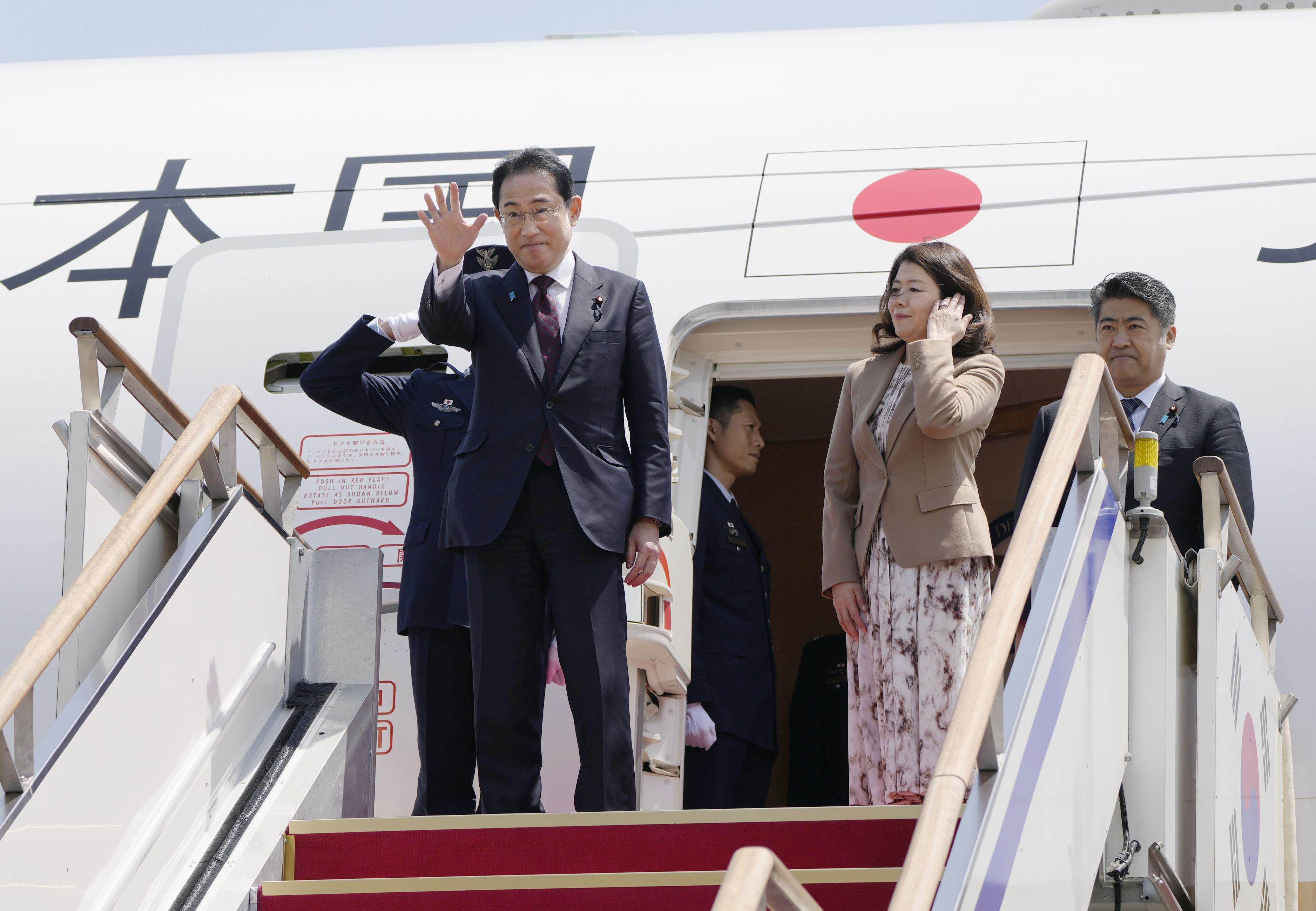 Japanese Prime Minister Fumio Kishida and his wife Yuko prepare to fly home from Seoul Air Base on Monday. Photo: Kyodo