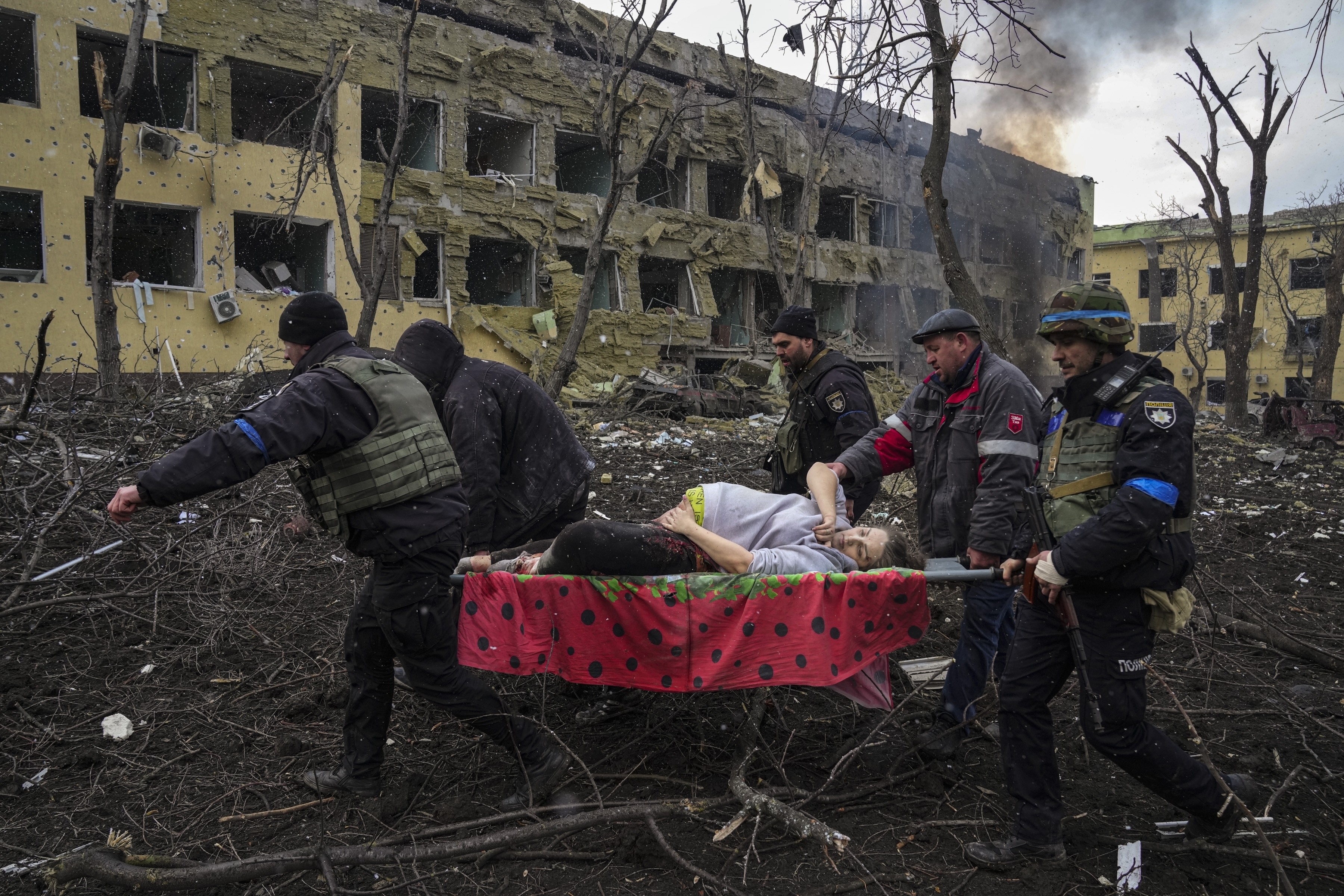 Ukrainian emergency employees and police officers evacuate an injured pregnant woman from a maternity hospital damaged by a Russian airstrike in Mariupol, Ukraine, March 9, 2022. Photo: AP