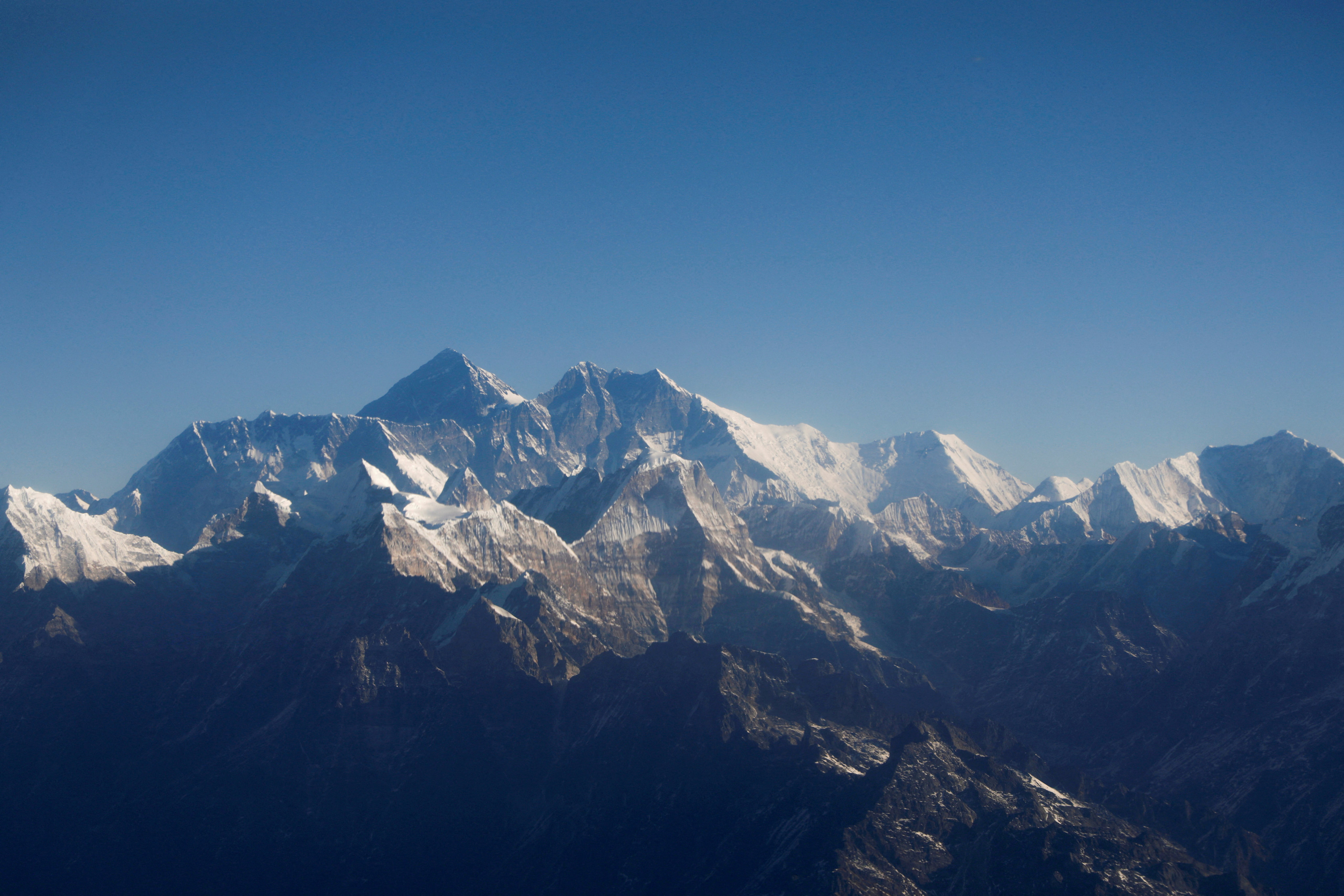 Mount Everest, the world highest mountain, and other Himalayan peaks are seen through an aircraft window during a flight over Nepal. Photo: Reuters