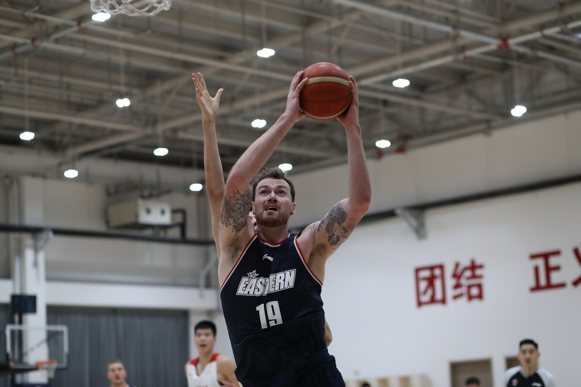 Jogos de basquetebol em aldeia chinesa tornam-se virais, beneficiando as  comunidades locais – PONTO FINAL