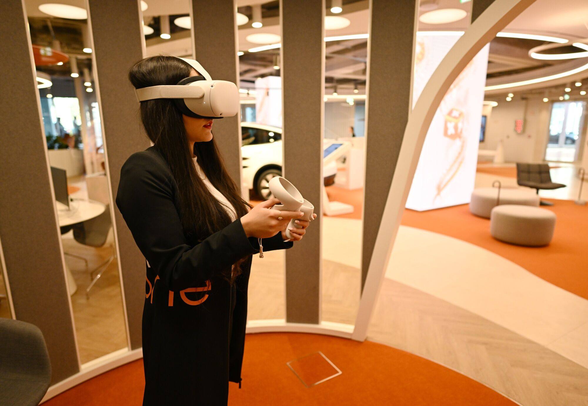 An employee wears a Meta Platforms Oculus Quest 2 virtual reality headset to demonstrate an immersive experience of BPI banking services inside the Banco BPI SA ‘All in One’ concept bank branch in Lisbon, Portugal, on April 17, 2023. Photo: Bloomberg