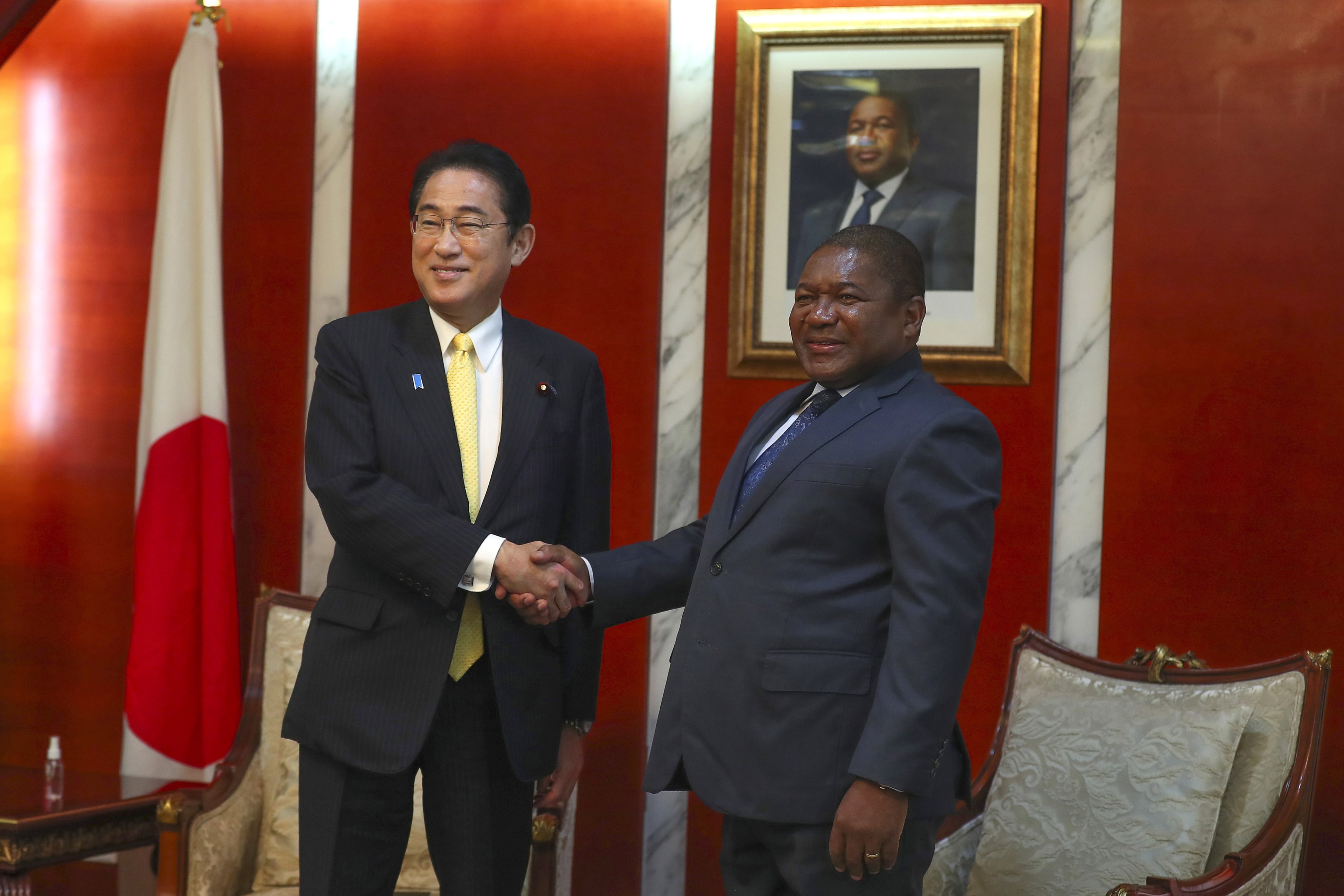 Mozambique’s President Filipe Nyusi welcomes Japan’s Prime Minister Fumio Kishida at the Presidential Palace in Maputo on May 4, 2023. Photo: EPA-EFE