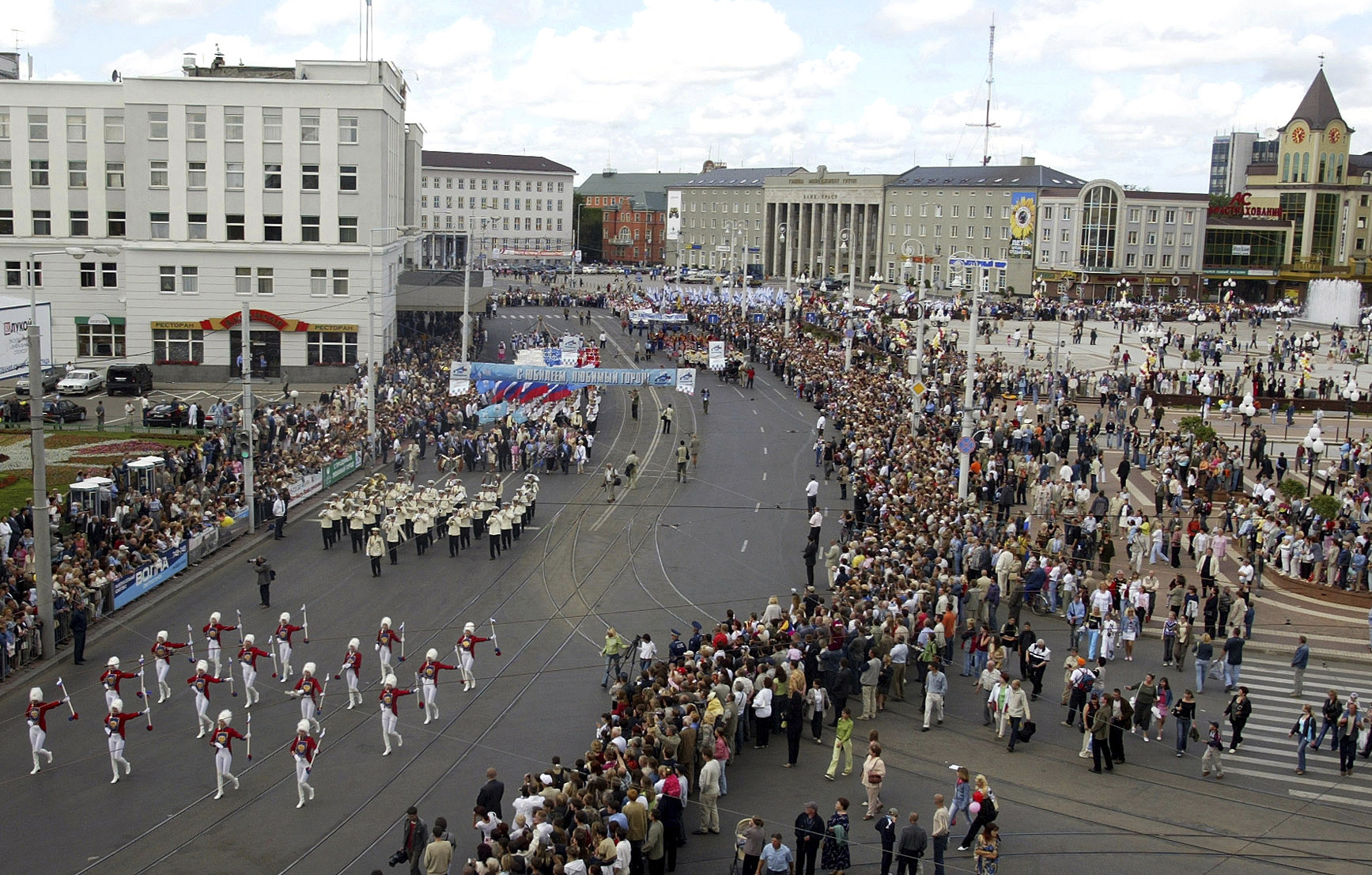 People gather to watch a festive parade marking the 750th anniversary of Kaliningrad in July 2005. Photo: AP