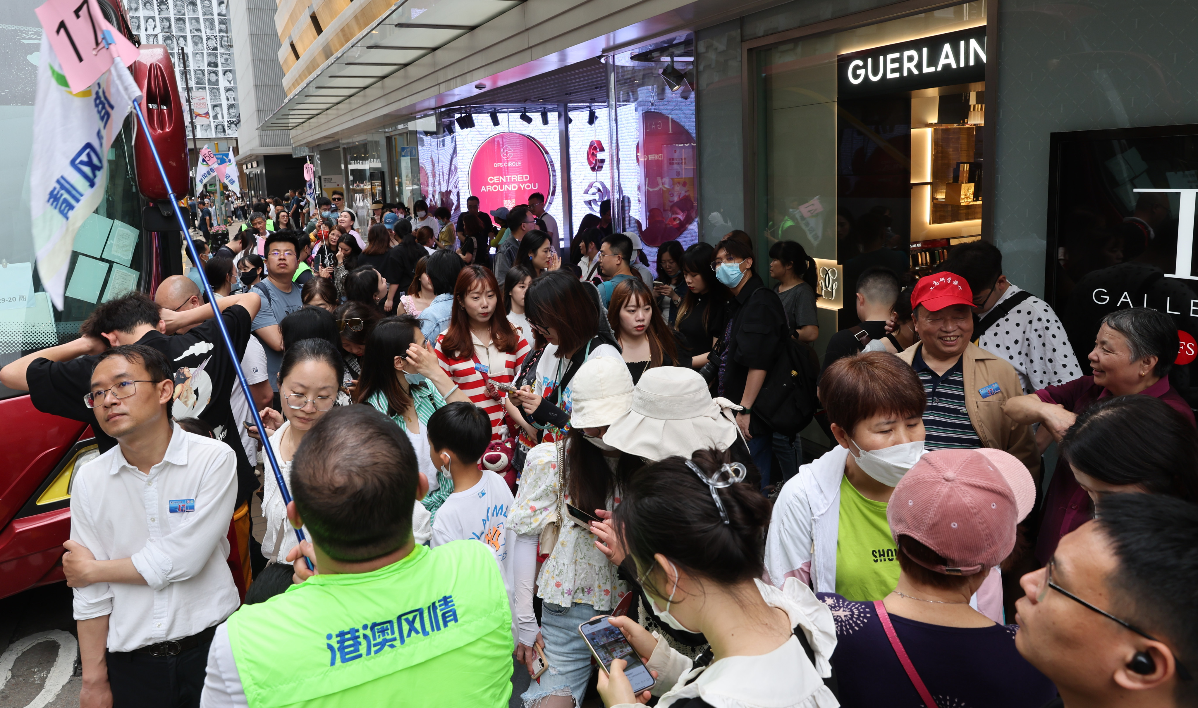 Tour groups in Tsim Sha Tsui on the first day of the “Golden week” holiday. 
Photo: Yik Yeung-man