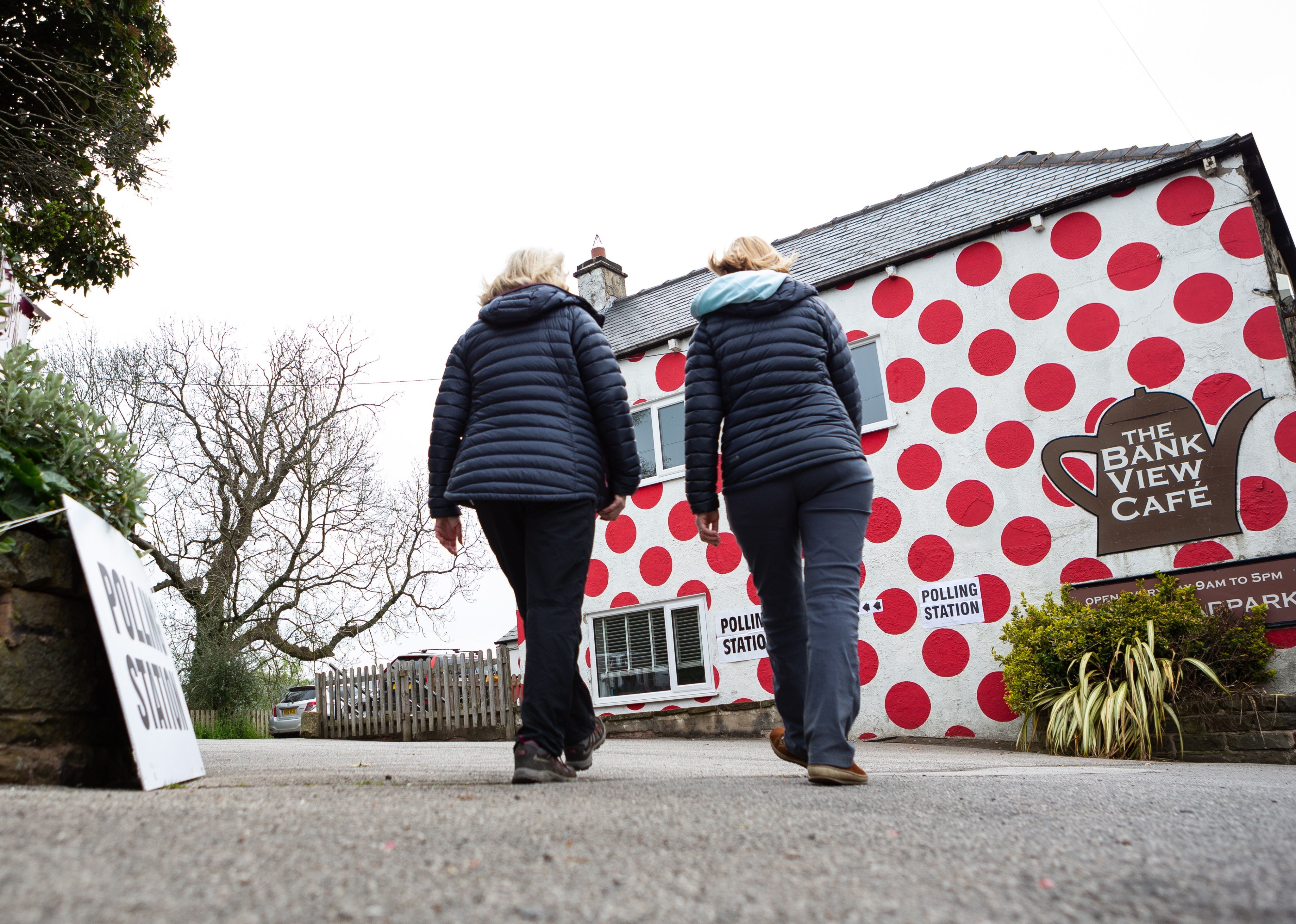 People arrive at a polling station at Langsett Barn in Sheffield, England, on May 4. The ruling Conservative Party lost more than 1,000 seats in a series of local elections, the latest blow to a party that has struggled to manage a cost-of-living crisis and surging energy prices. Photo: EPA-EFE