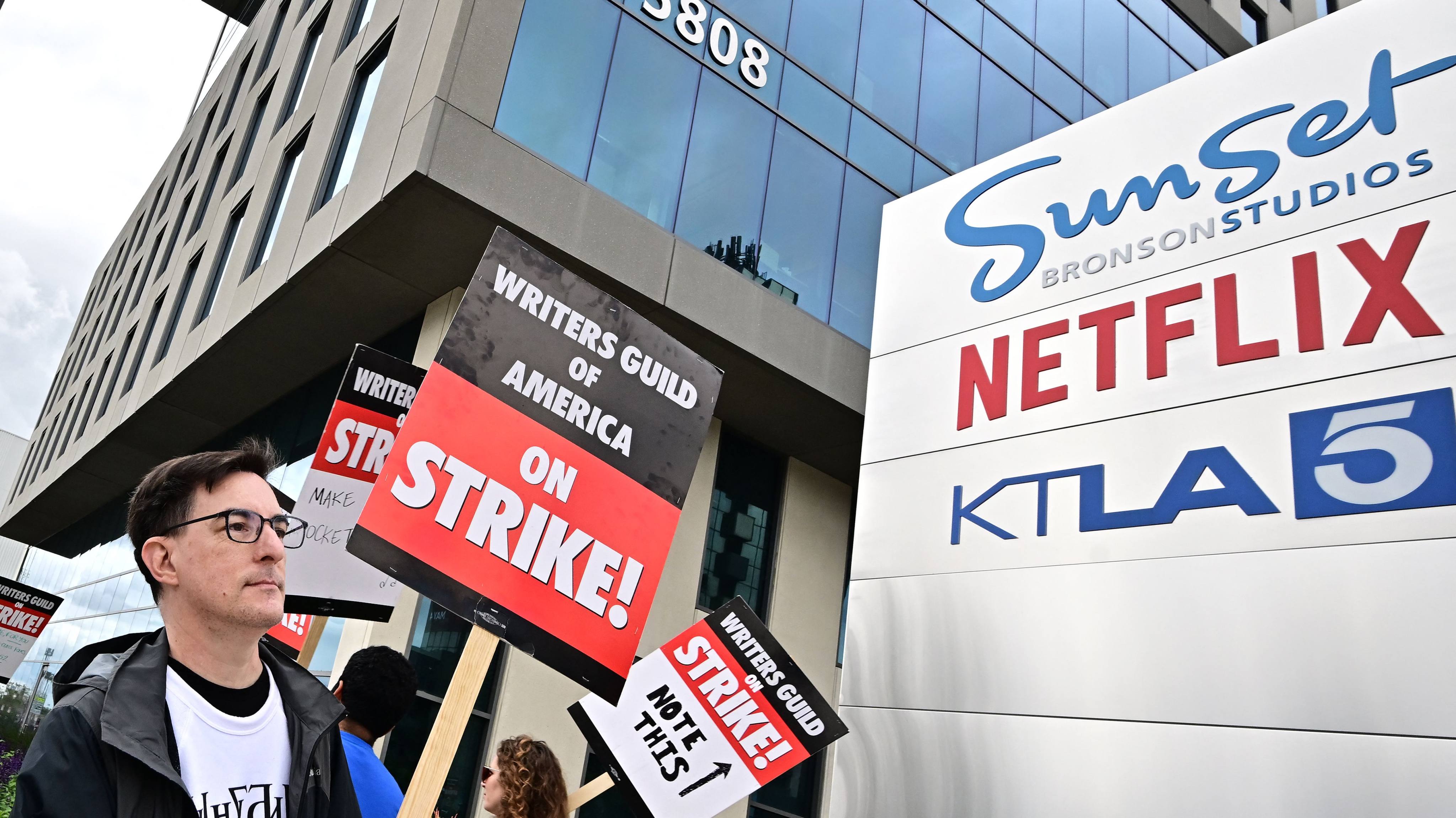 Writers join a picket line in front of Netflix in Hollywood on May 5. While studios like Netflix and Disney have refused to rule out the possibility of replacing human writers with artificial intelligence, not all companies are ready to jump on the AI bandwagon. Photo: AFP 
