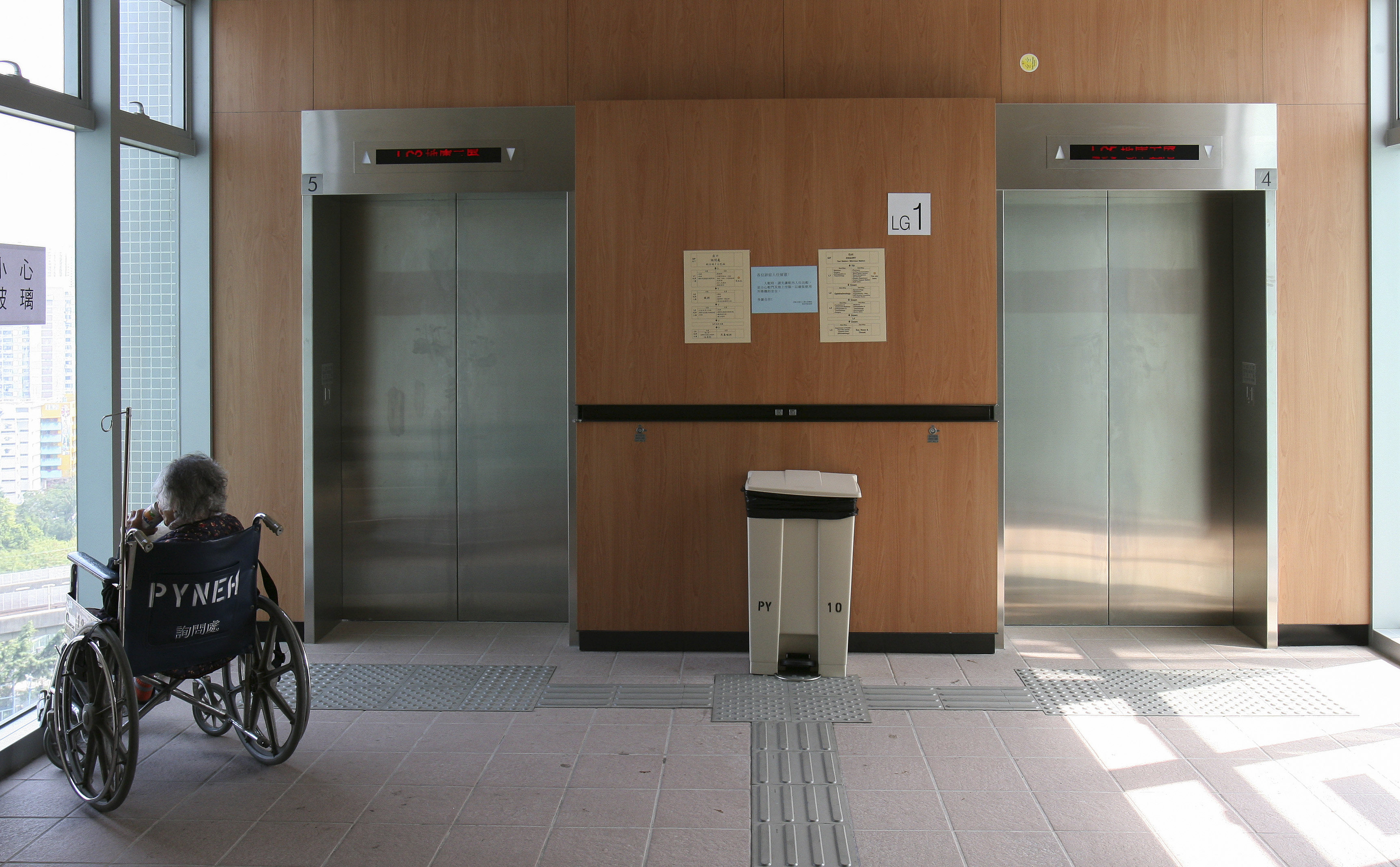 The government is to push ahead with plans to give end-of-life instructions from terminal patients more legal authority. Photo: Robert Ng