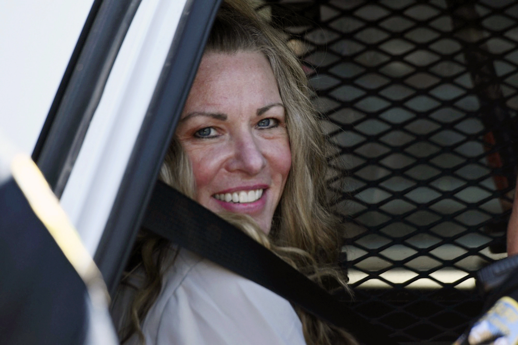 Lori Vallow Daybell sits in a police car after a hearing at the Fremont County Courthouse in St Anthony, Idaho, in August 2022. Photo: East Idaho News via AP