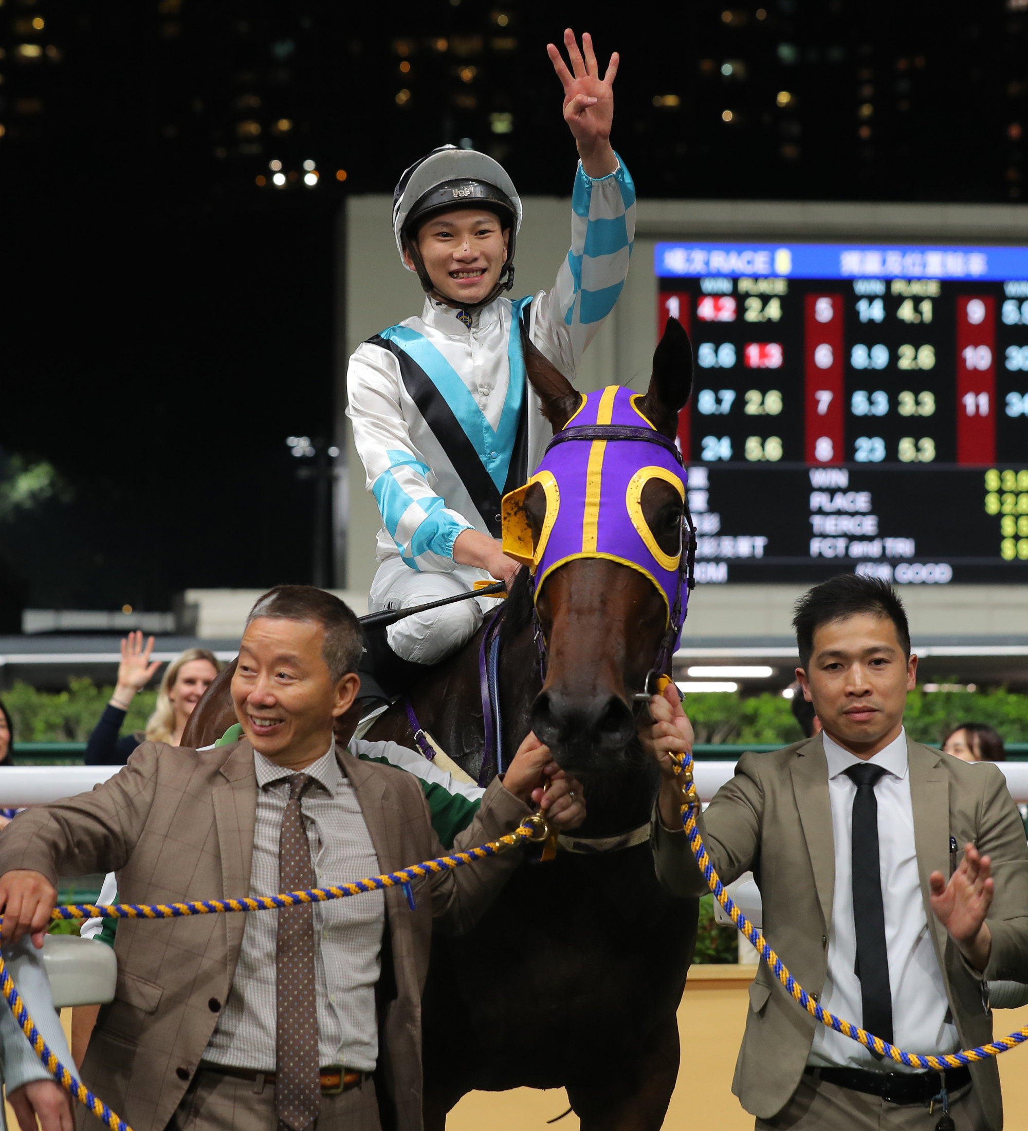 Jerry Chau raises four fingers to signify the April 26 completion of Son Pak Fu’s Happy Valley four-timer.