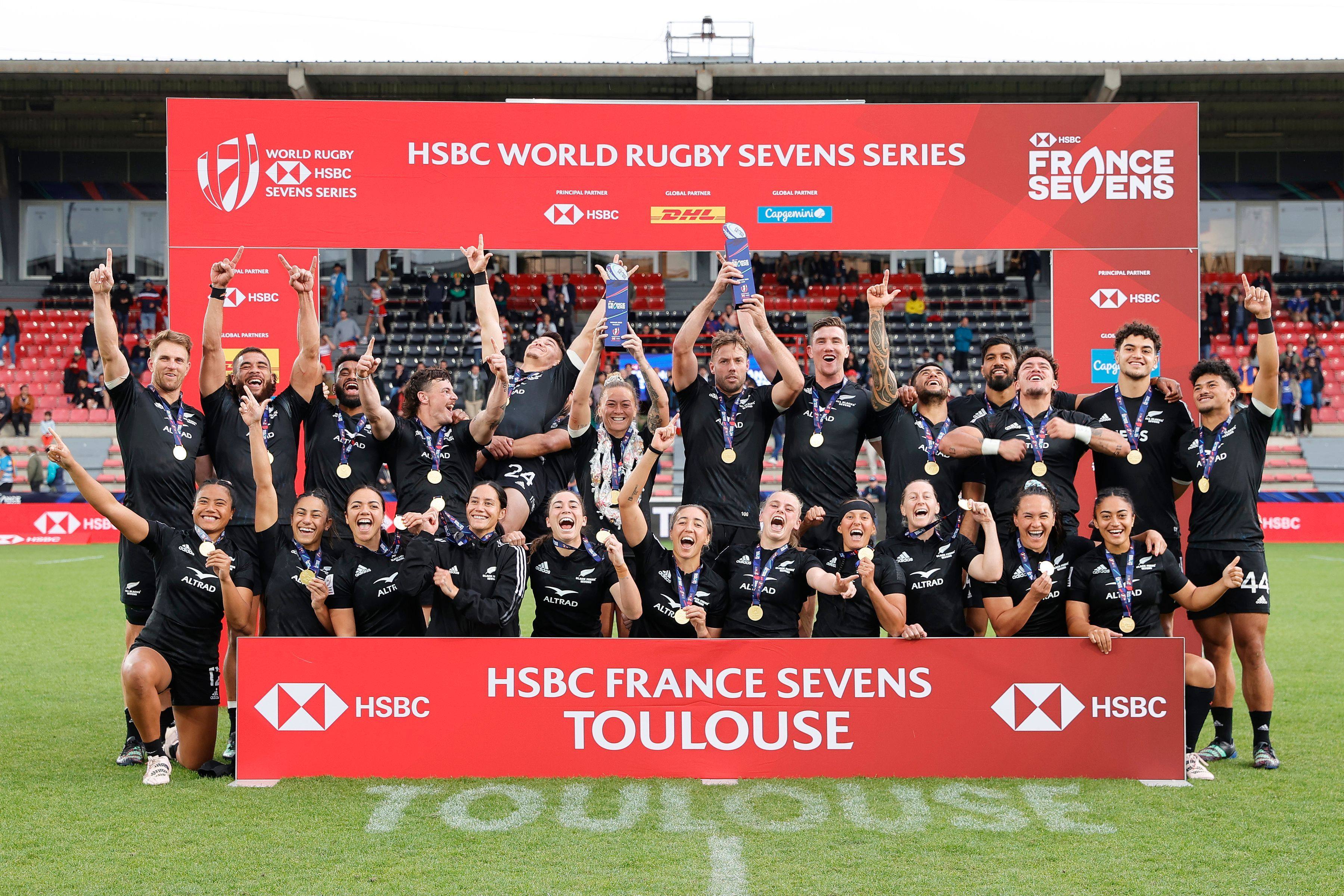 New Zealand’s men and women celebrate their victories at the HSBC France Sevens. Photo: World Rugby