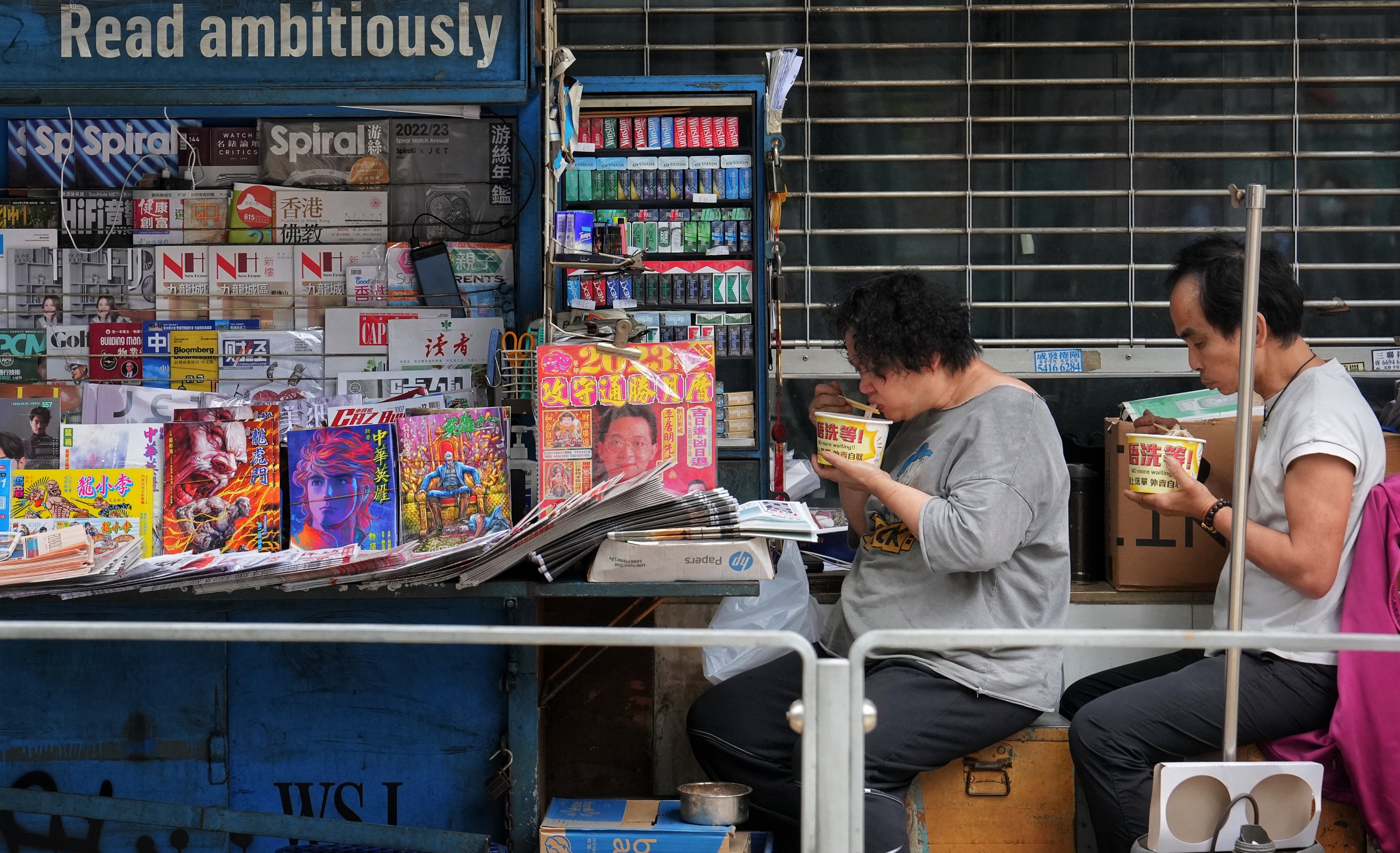 Stall keepers of a newspaper stand eating lunch in Central, Hong Kong, on March 23. Uncritical faith in media outlets may be misplaced today. Photo: Elson Li