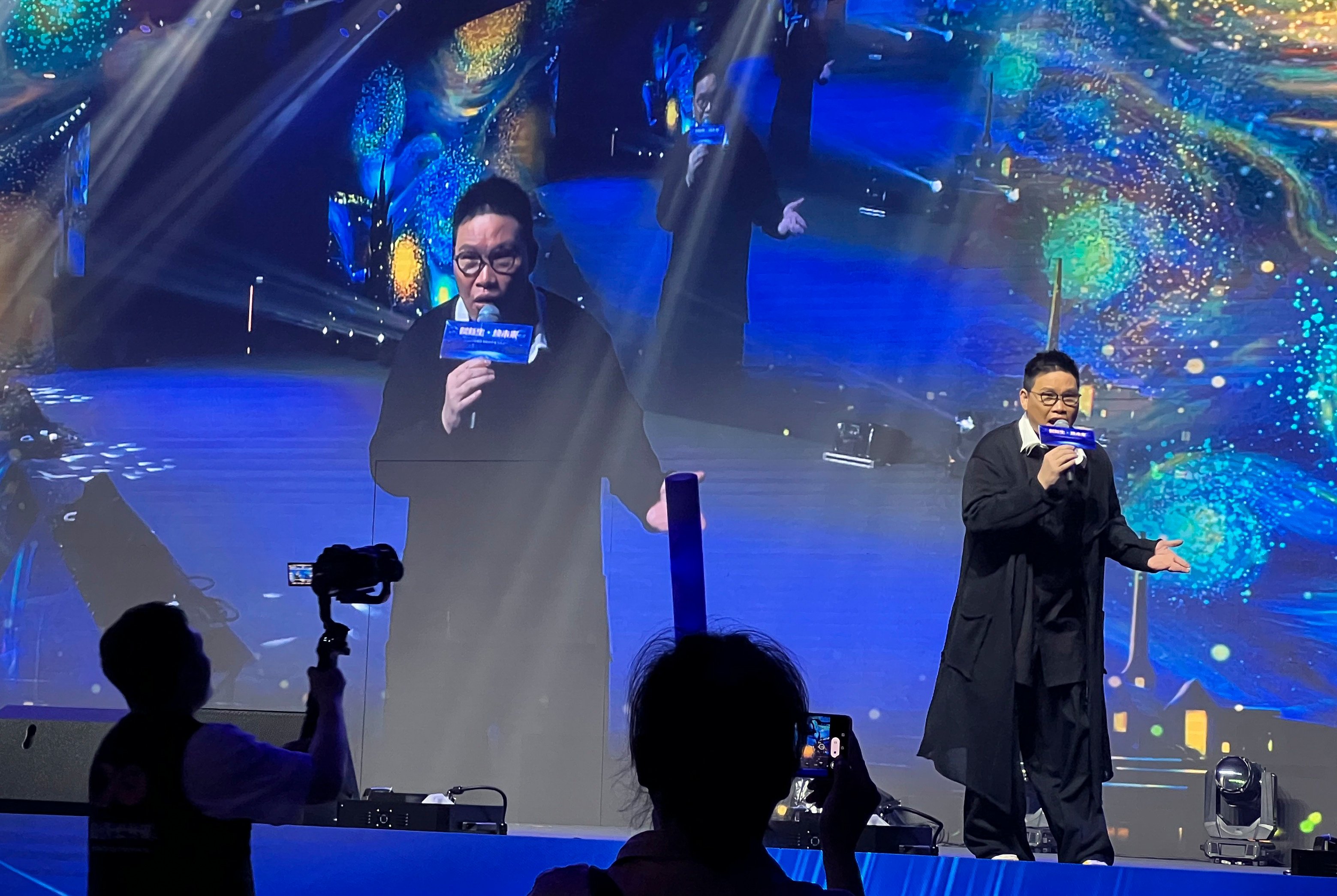 Singer William So entertains a massive mainland China tour group with some of his best-known songs. Photo: Wynna Wong