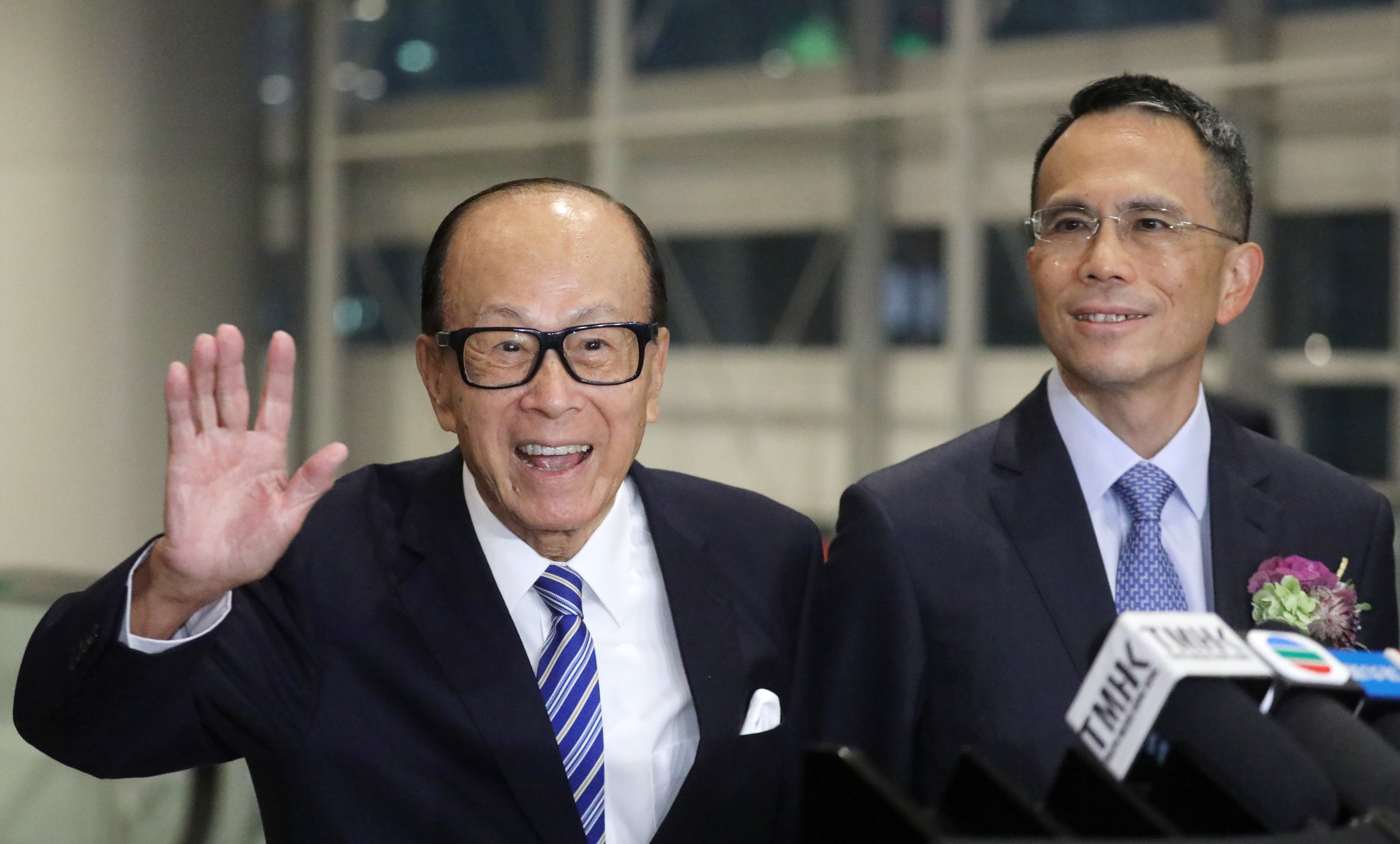 Tycoon Li Ka-shing (left) with his elder son Victor Li Tzar-kuoi (right) during the annual dinner of CK Asset Holdings in Wan Chai before the elder magnate’s retirement, on 10 January 2020. Photo: Dickson Lee