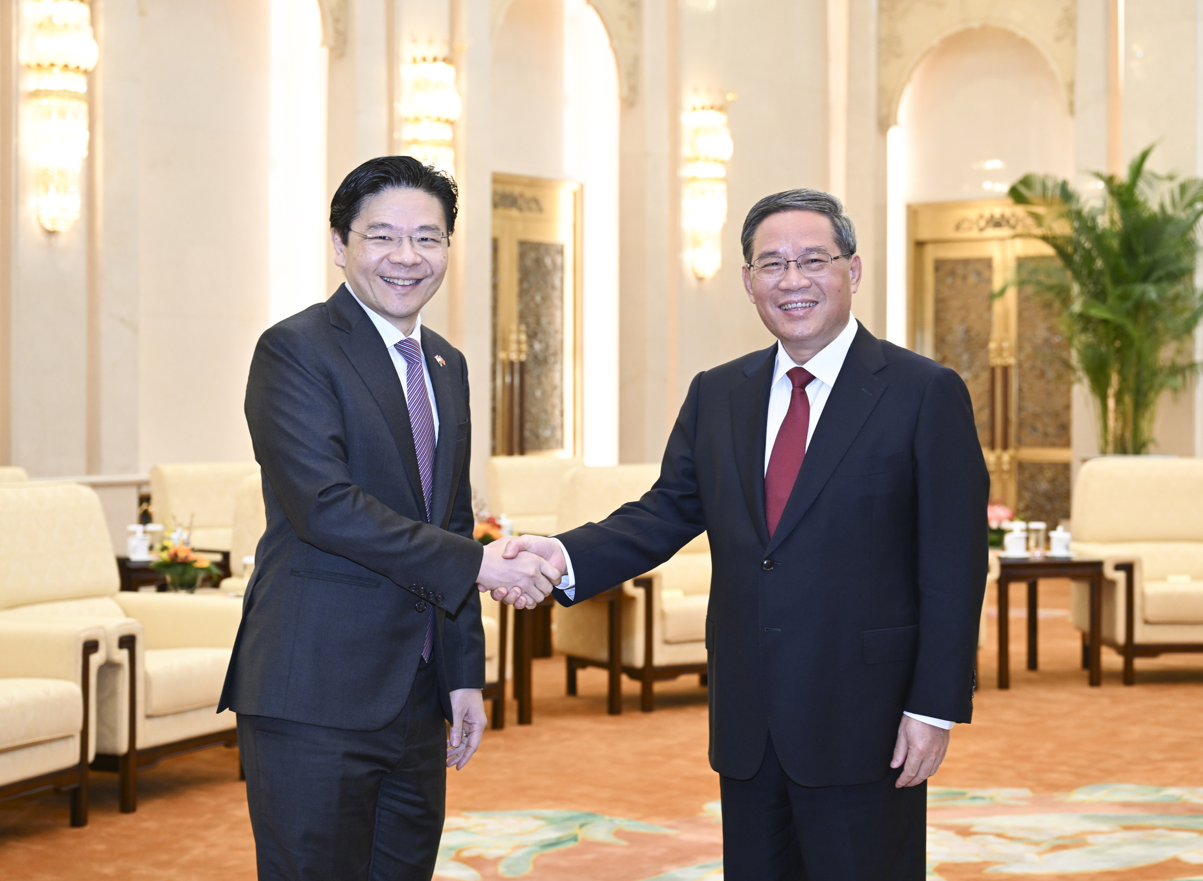 Chinese Premier Li Qiang (right) and Deputy Prime Minister and Minister for Finance of Singapore Lawrence Wong in Beijing, on May 16, 2023. Photo: Xinhua