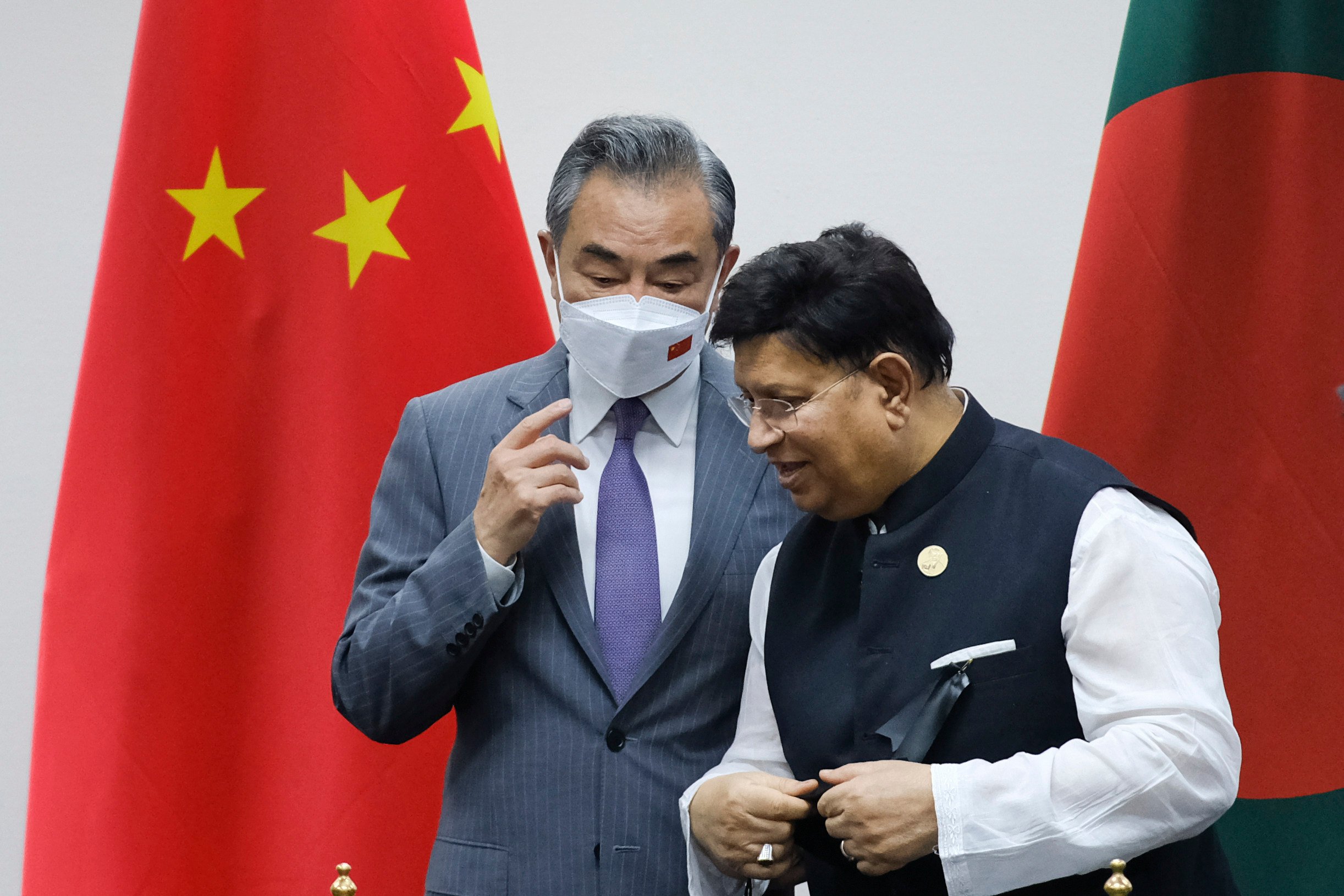 Then foreign minister Wang Yi (left) speaks to his Bangladeshi counterpart A.K. Abdul Momen during a meeting in Dhaka, Bangladesh, on August 7, 2022. China’s experience as a developing country has much from which Bangladesh could learn. Photo: AP