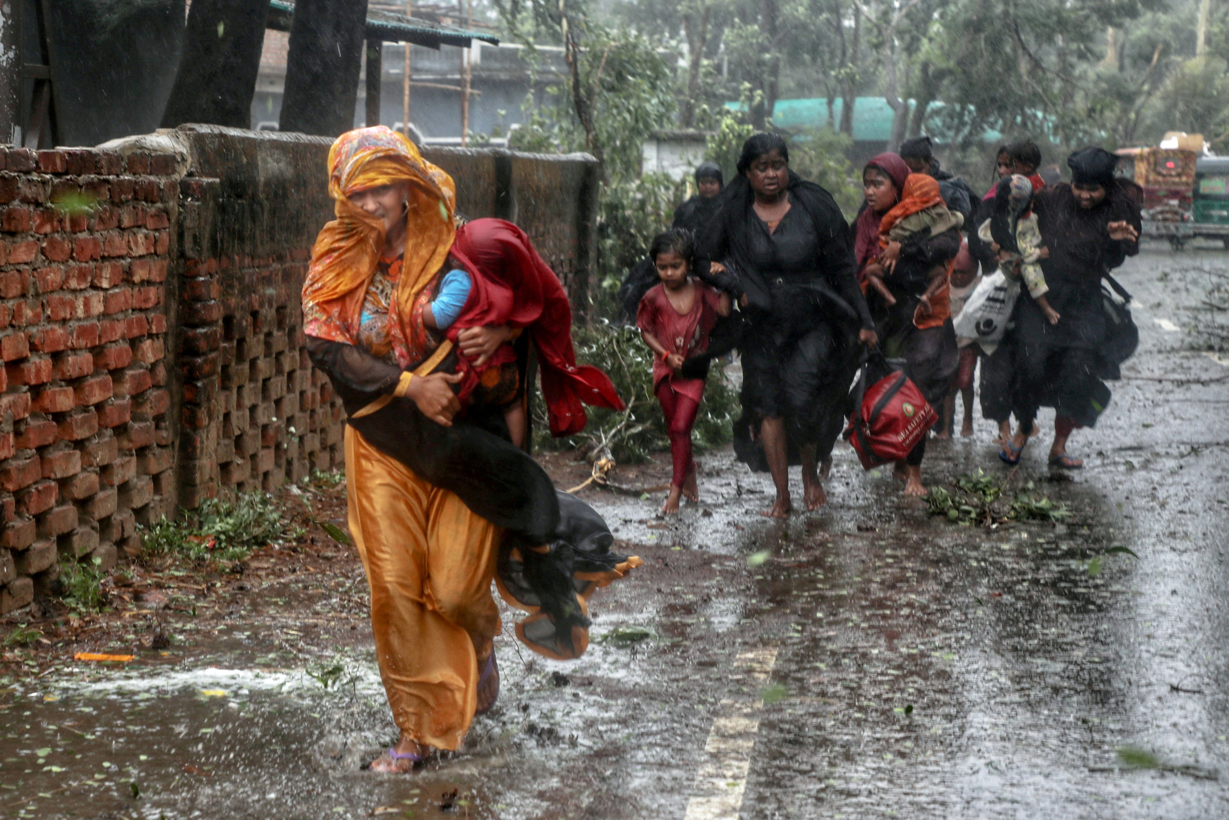 People travel to take shelter in the nearest cyclone shelter in Teknaf, Bangladesh on May 14, 2023. Photo: Reuters