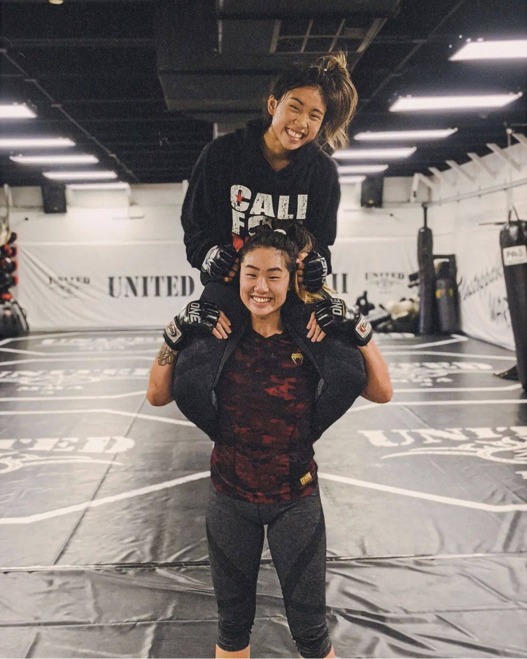 Angela Lee with her younger sister Victoria Lee, who died at 18 last December. Photo: Instagram/@angelaleemma