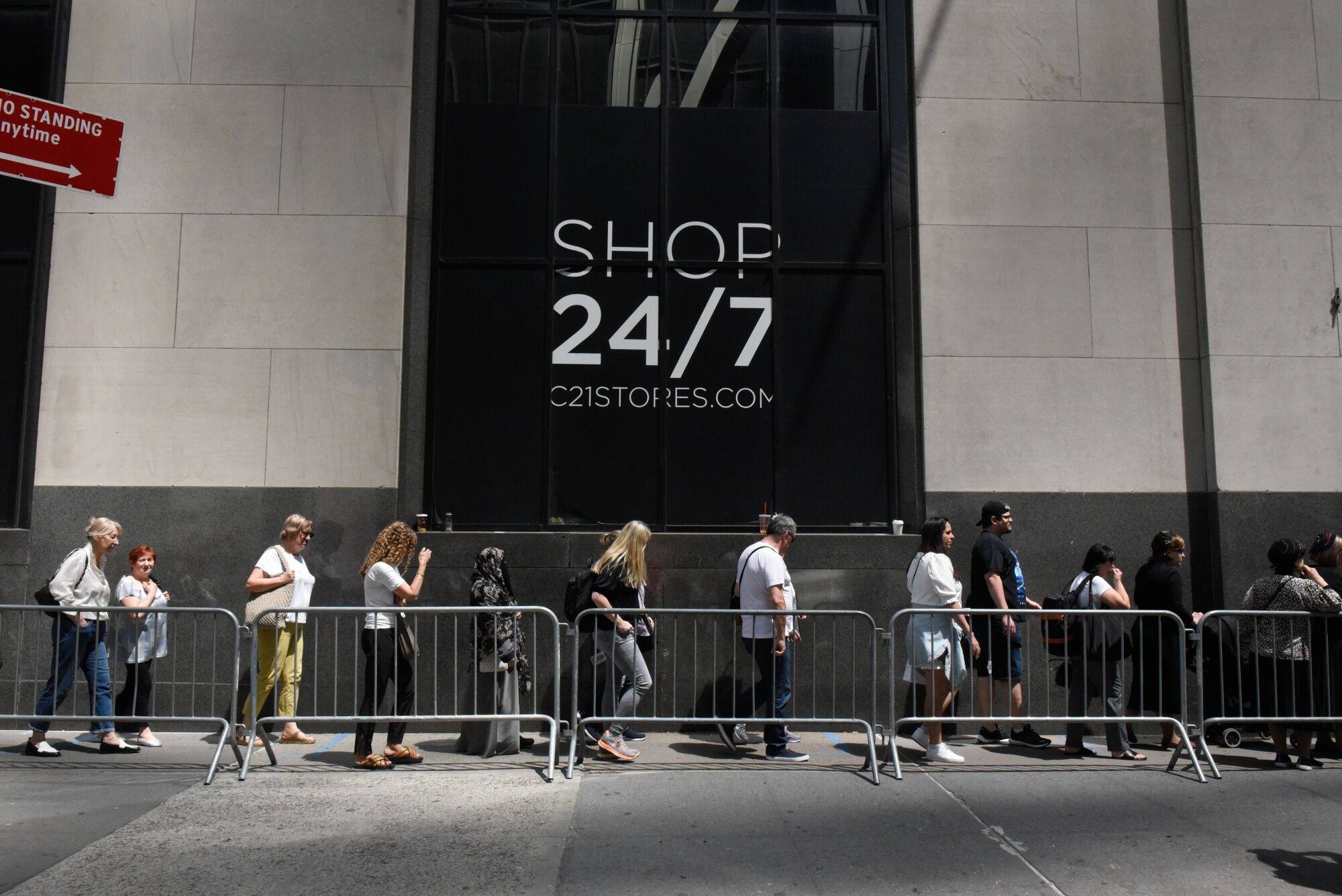 Customers wait to enter the grand reopening of a Century 21 department store in New York, US, on May 16. Photo: Bloomberg