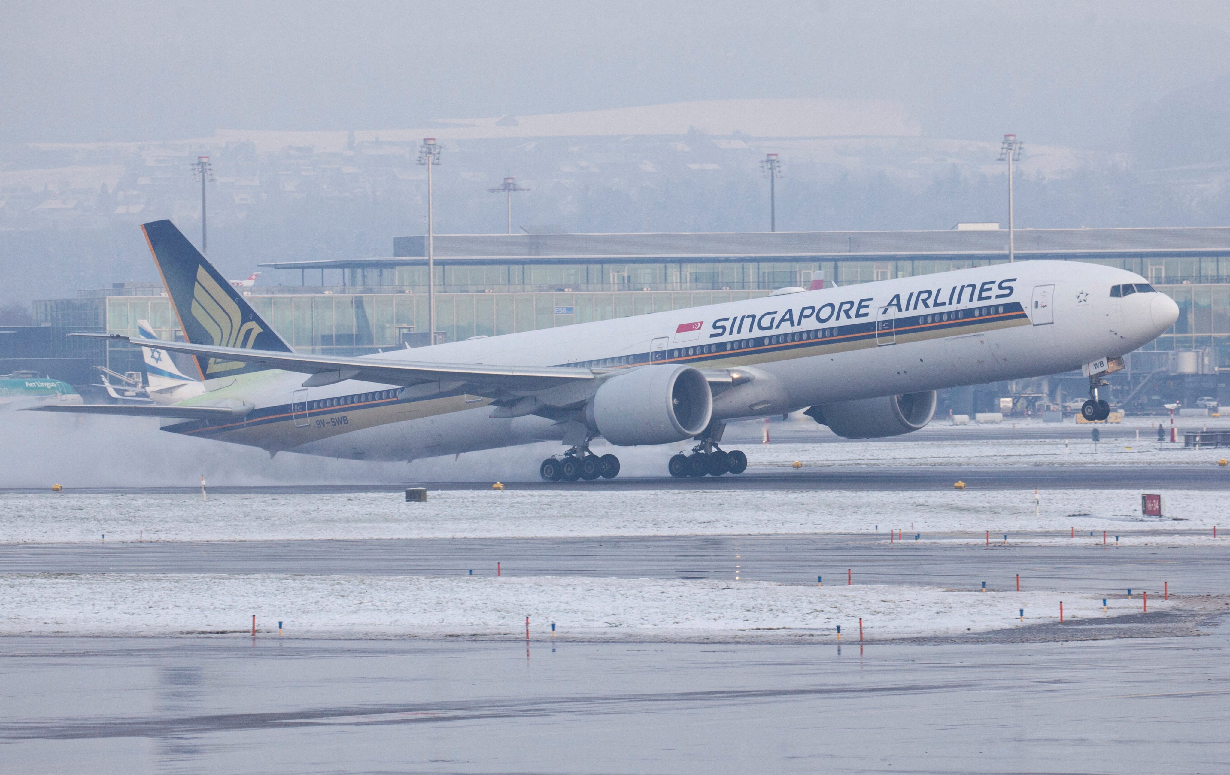 Singapore Airlines will be giving their staff 8 months’ bonus after record results. Photo: Reuters