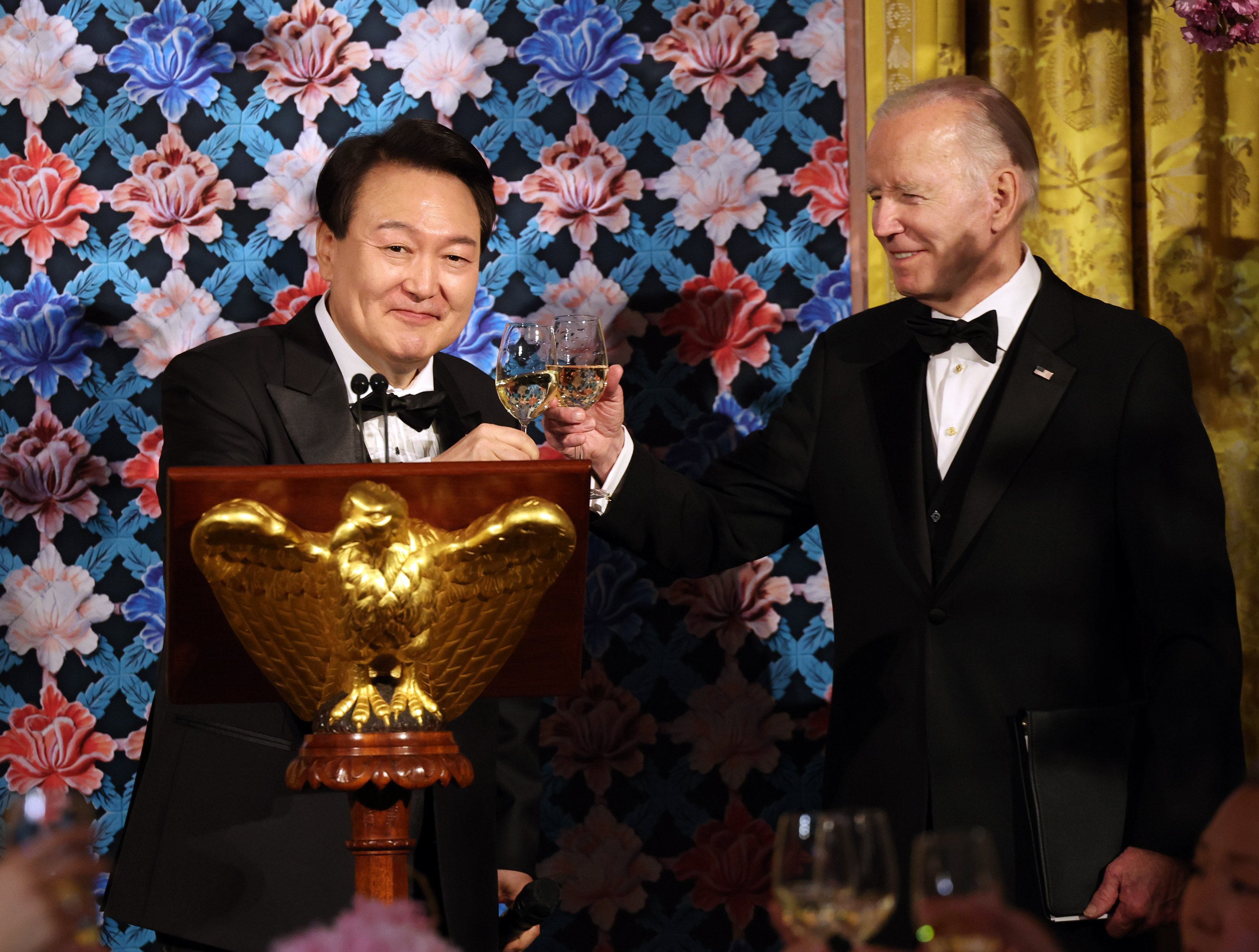 US President Joe Biden and his South Korean counterpart Yoon Suk-yeol (left) toast during a state dinner at the White House on April 26. Photo: YNA/dpa