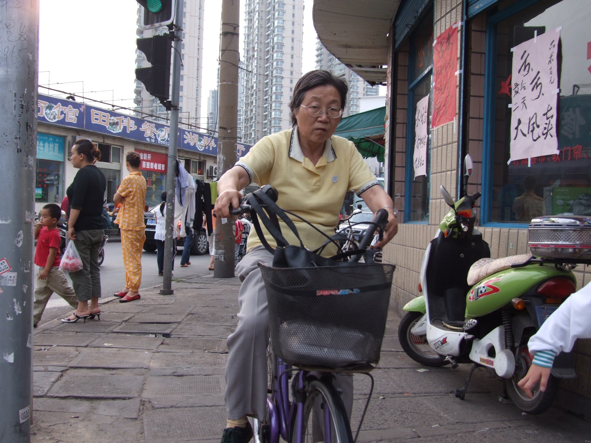 At the time of writing, Chang had reached his 32nd day of keeping his video diary and notes that even rain does not seem to stop the woman appearing on her bike each morning. Photo: Shutterstock