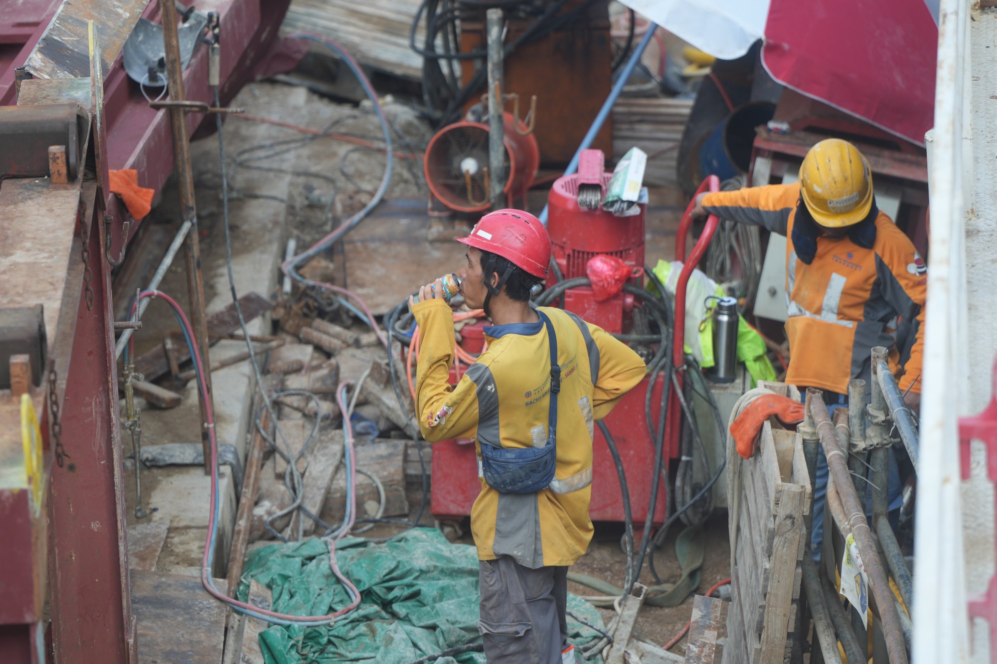 A construction worker cools down at a site in Central. Photo: Sam Tsang