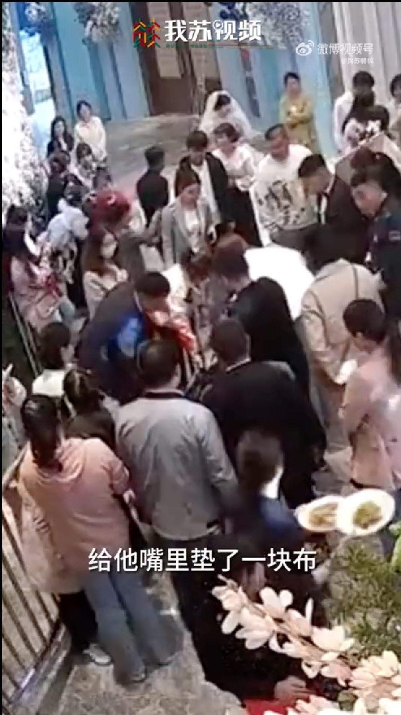 Guests at another wedding reception nearby surround the collapsed man just before the hero nurse arrived to help save him. Photo: Weibo