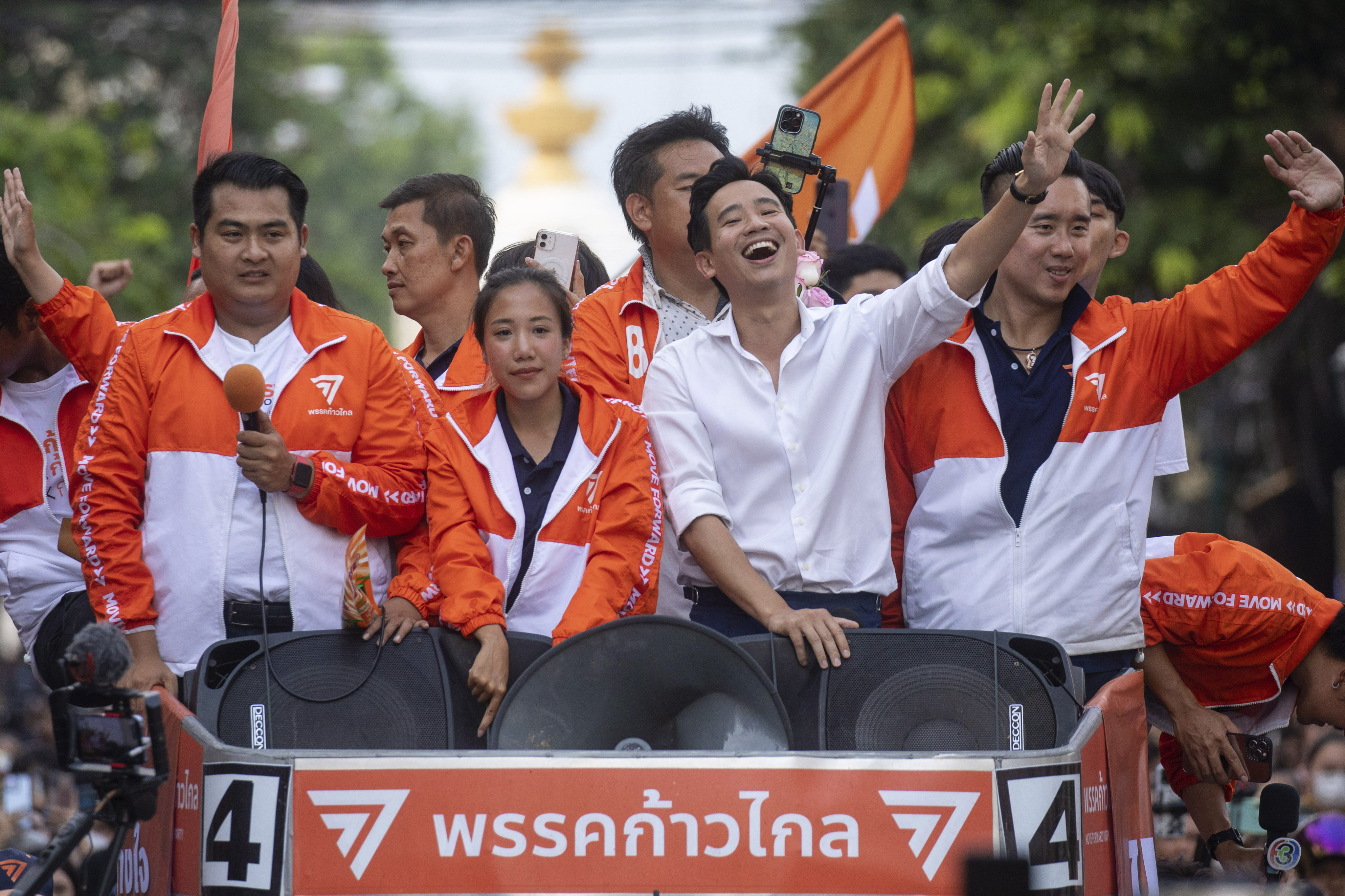 Pita Limjaroenrat, centre, leader of the Move Forward Party, waves to his supporters in Bangkok. Photo: AP 