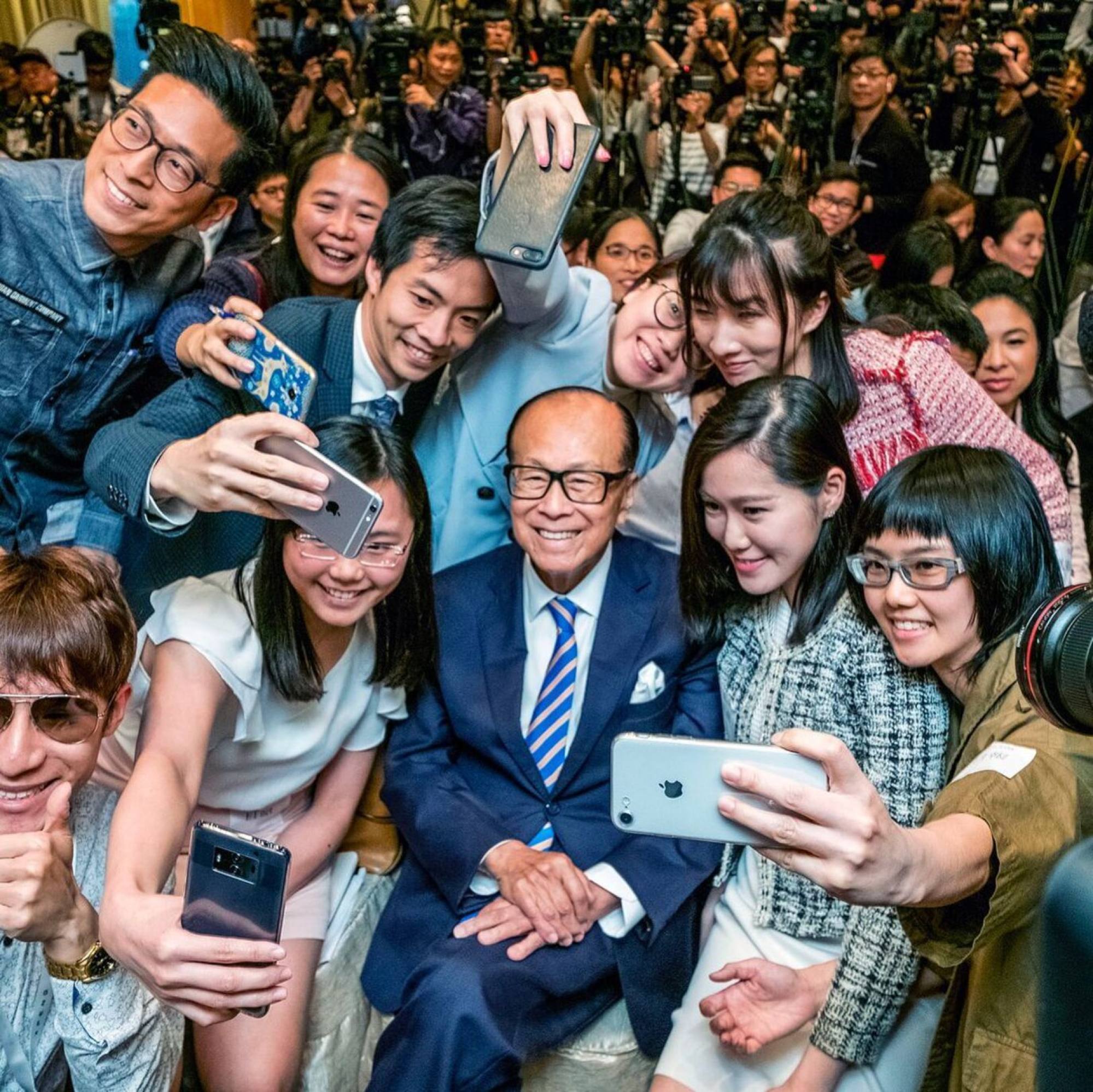 Hong Kong’s richest man Li Ka-shing posing for selfies. Photo: @lksfoundation/Instagram