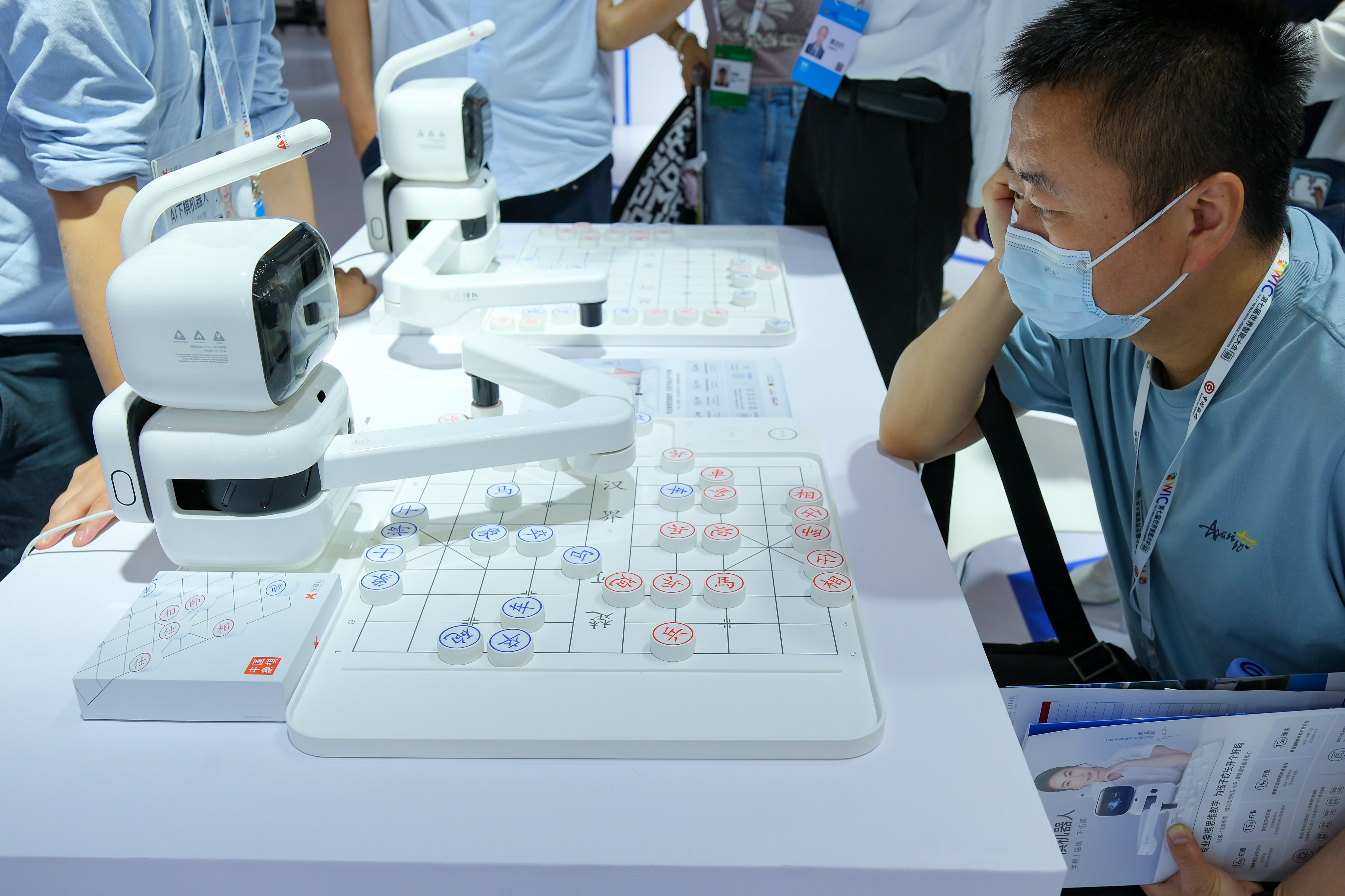 A visitor plays Chinese chess with an AI robot at an intelligent technology exhibition during the seventh World Intelligence Congress (WIC) in north China’s Tianjin on Thursday. Photo: Xinhua