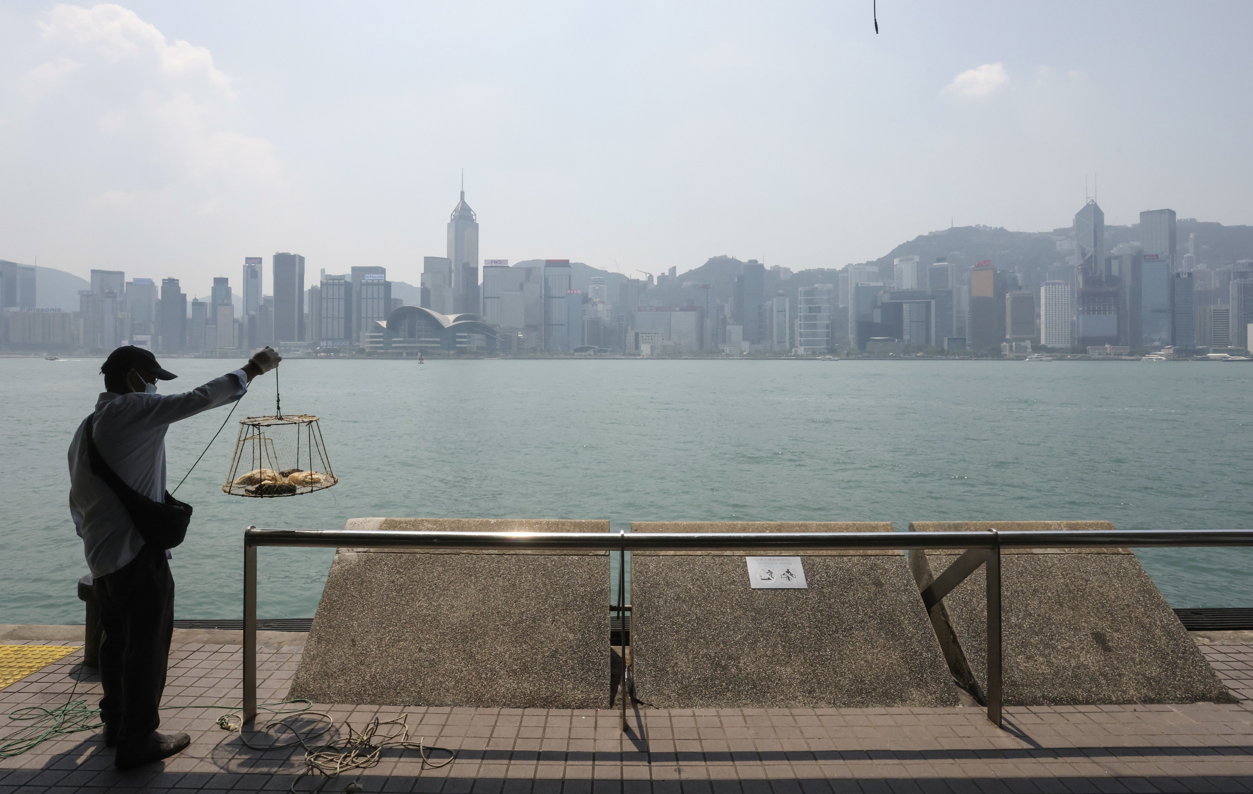 The Hong Kong Observatory issued its first “very hot” warning of the year. Photo: Jonathan Wong