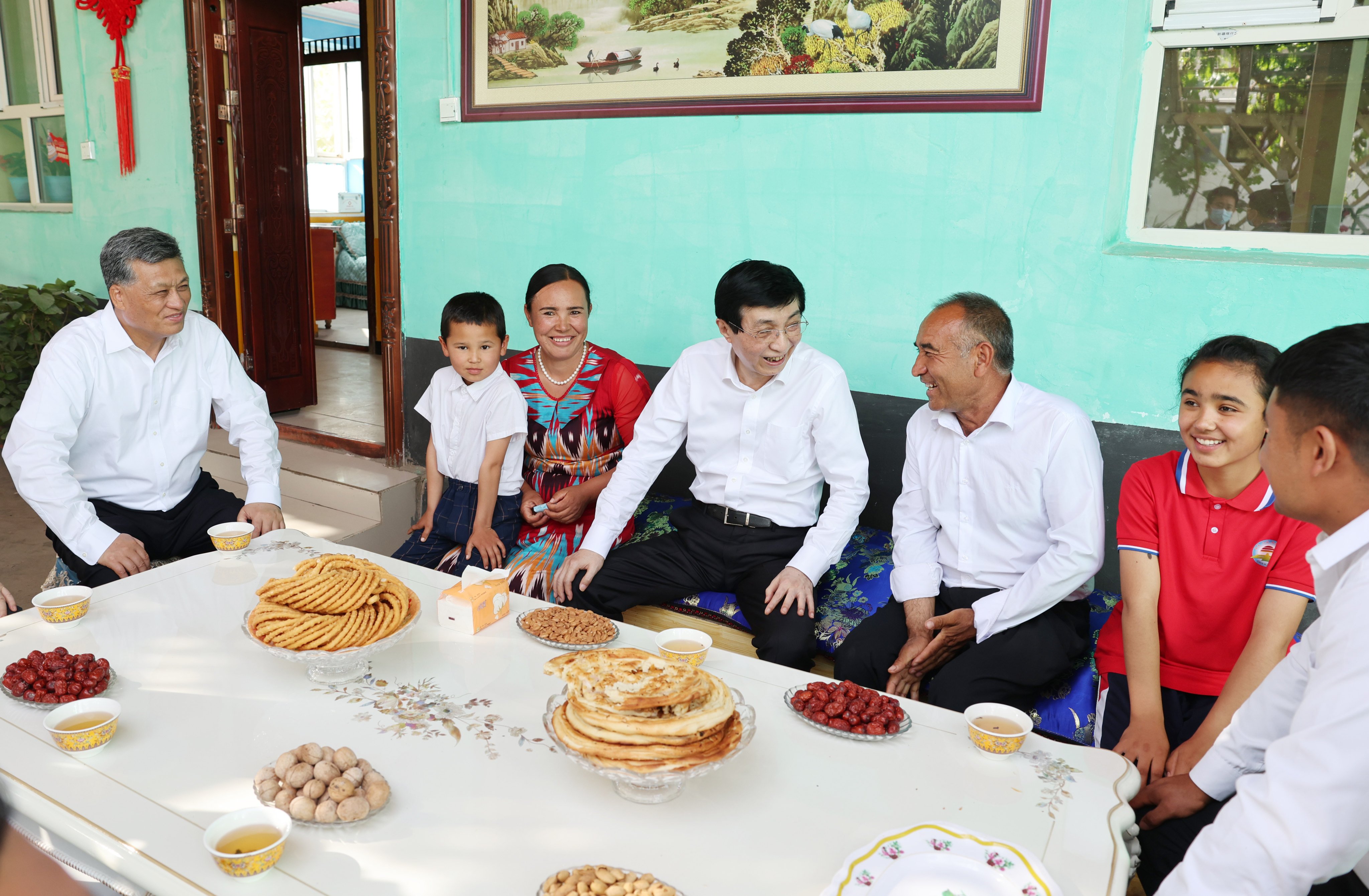 Wang Huning visits a Uygur family in Kashgar during a three-day inspection trip of Xinjiang. Photo: Xinhua 