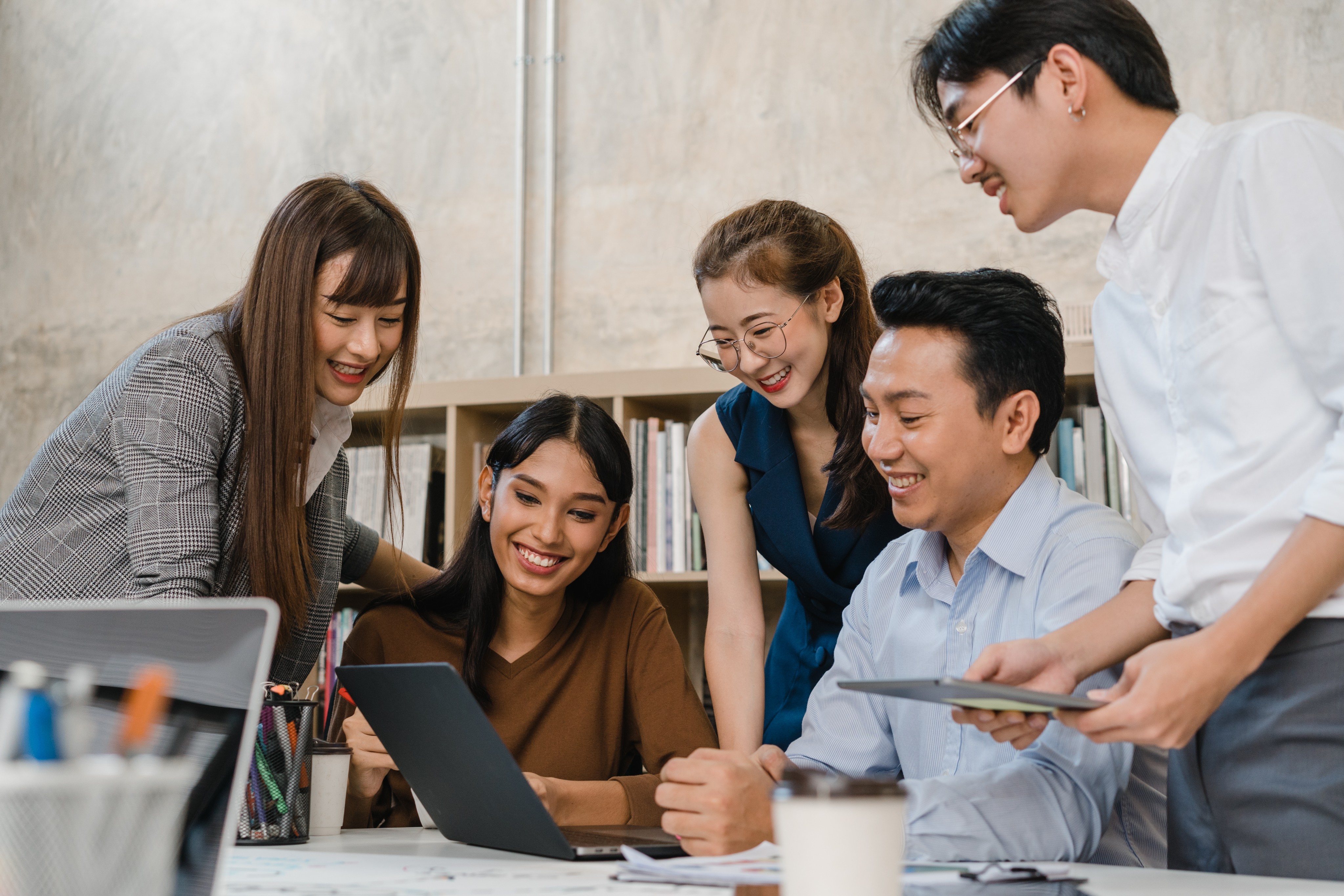 Some young people have started their own side ventures as a way to bring in extra income. Photo: Shutterstock