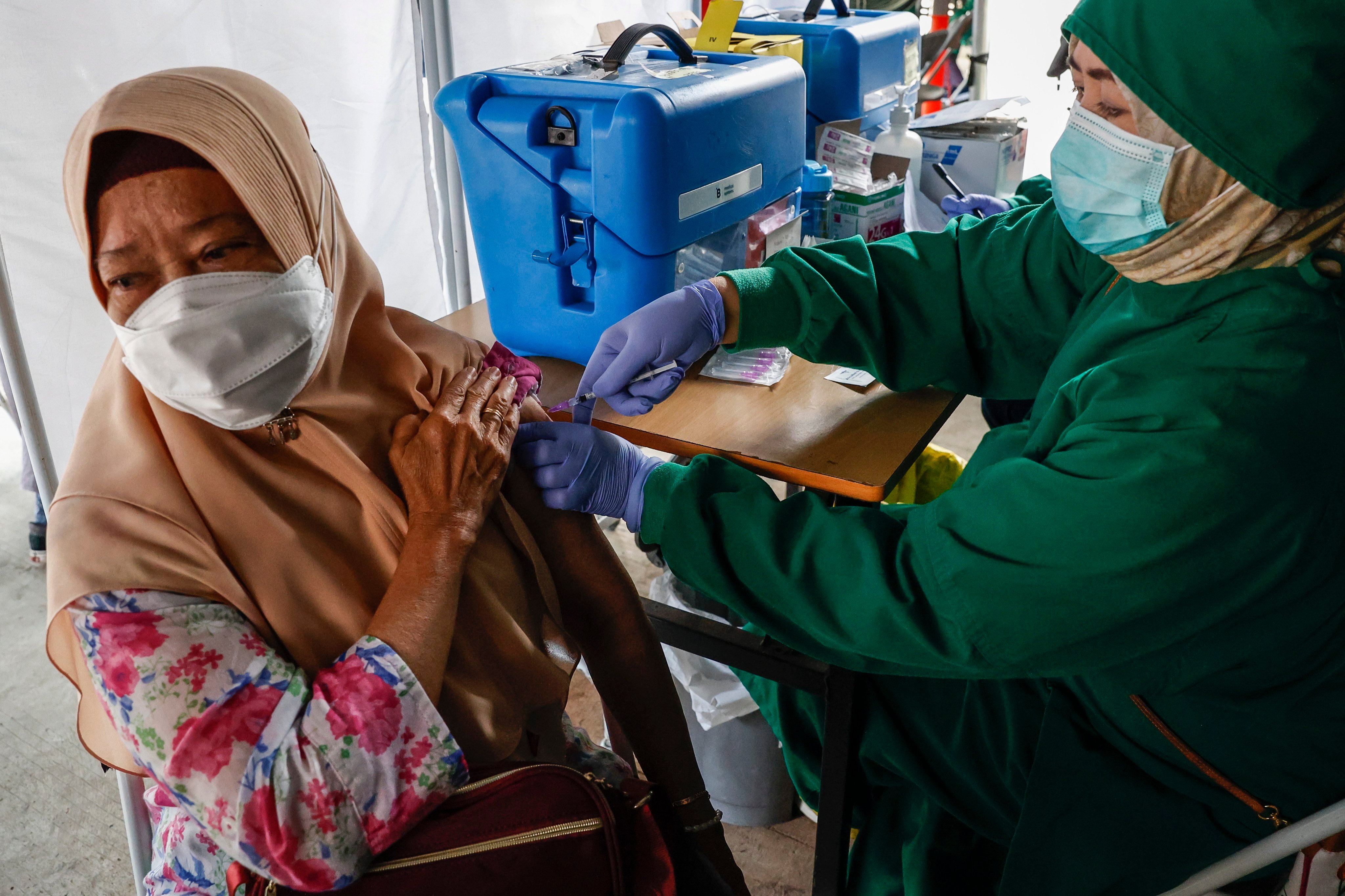 An elderly woman receives a vaccine injection in Jakarta, Indonesia. Photo: EPA-EFE