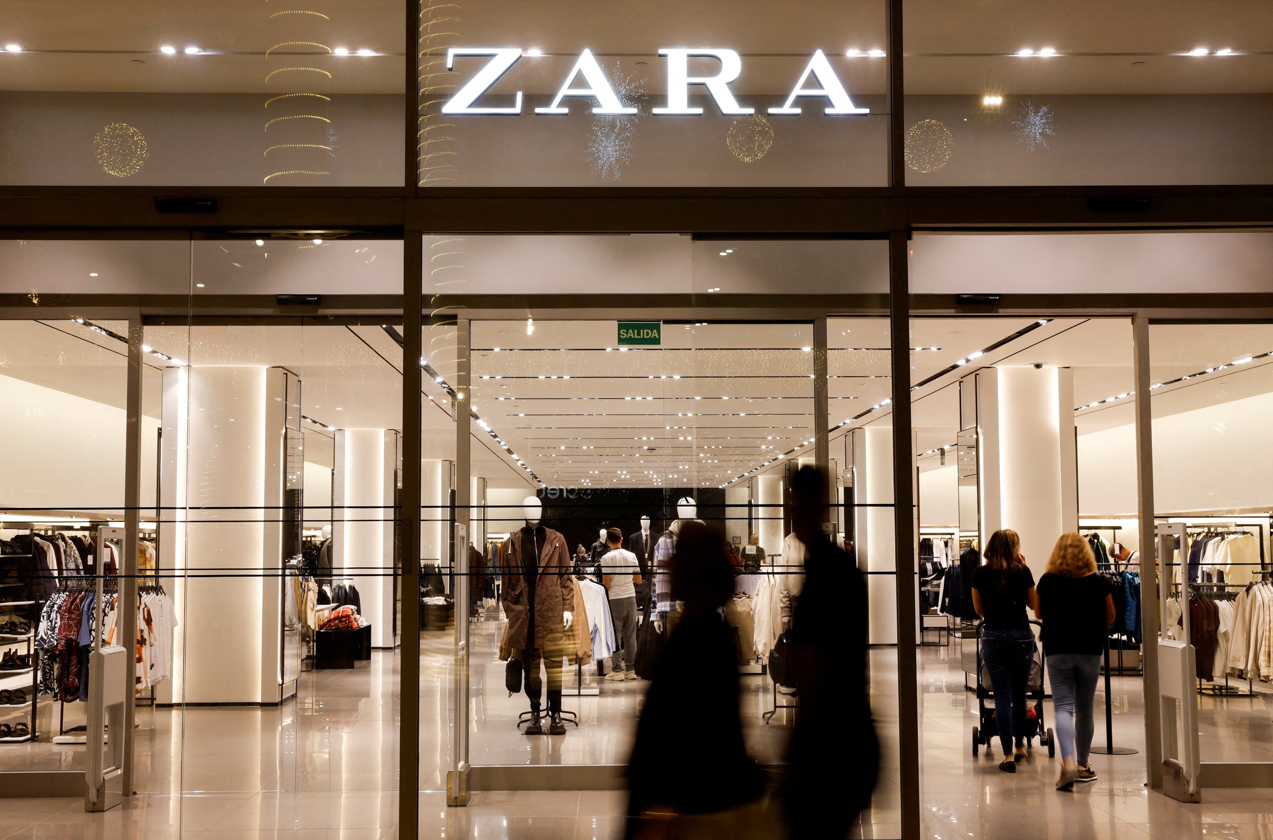 Shoppers walk past a Zara store, part of the Spanish group Inditex, in Las Palmas de Gran Canaria, Spain, on December 13, 2022. Photo: Reuters
