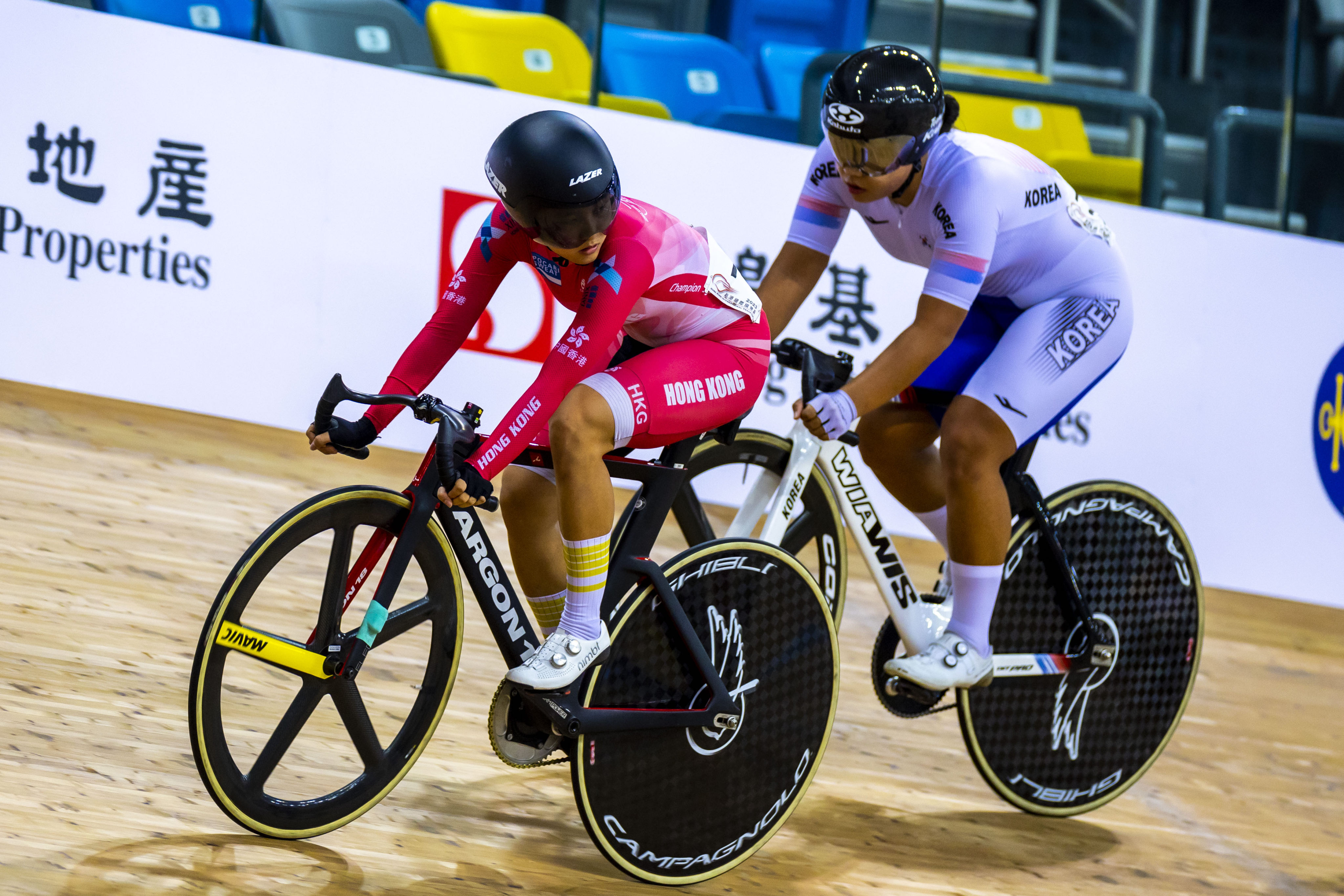 Lee Sze-wing (left) and Shin Ji-eun of South Korea in the points race of the omnium. Photo: HKCA